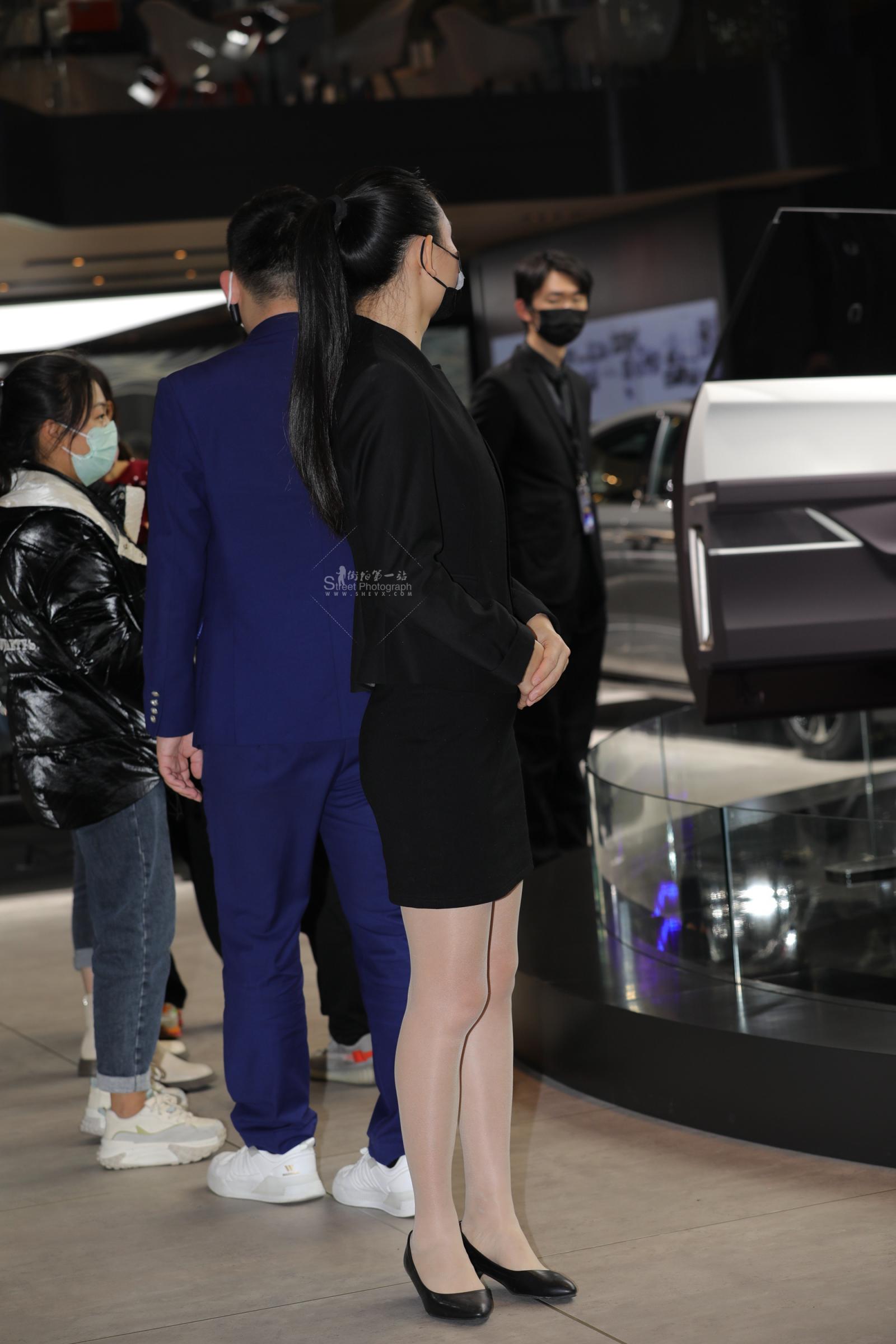 【街拍心灵】汽车销 售制服街拍肉丝美腿高跟