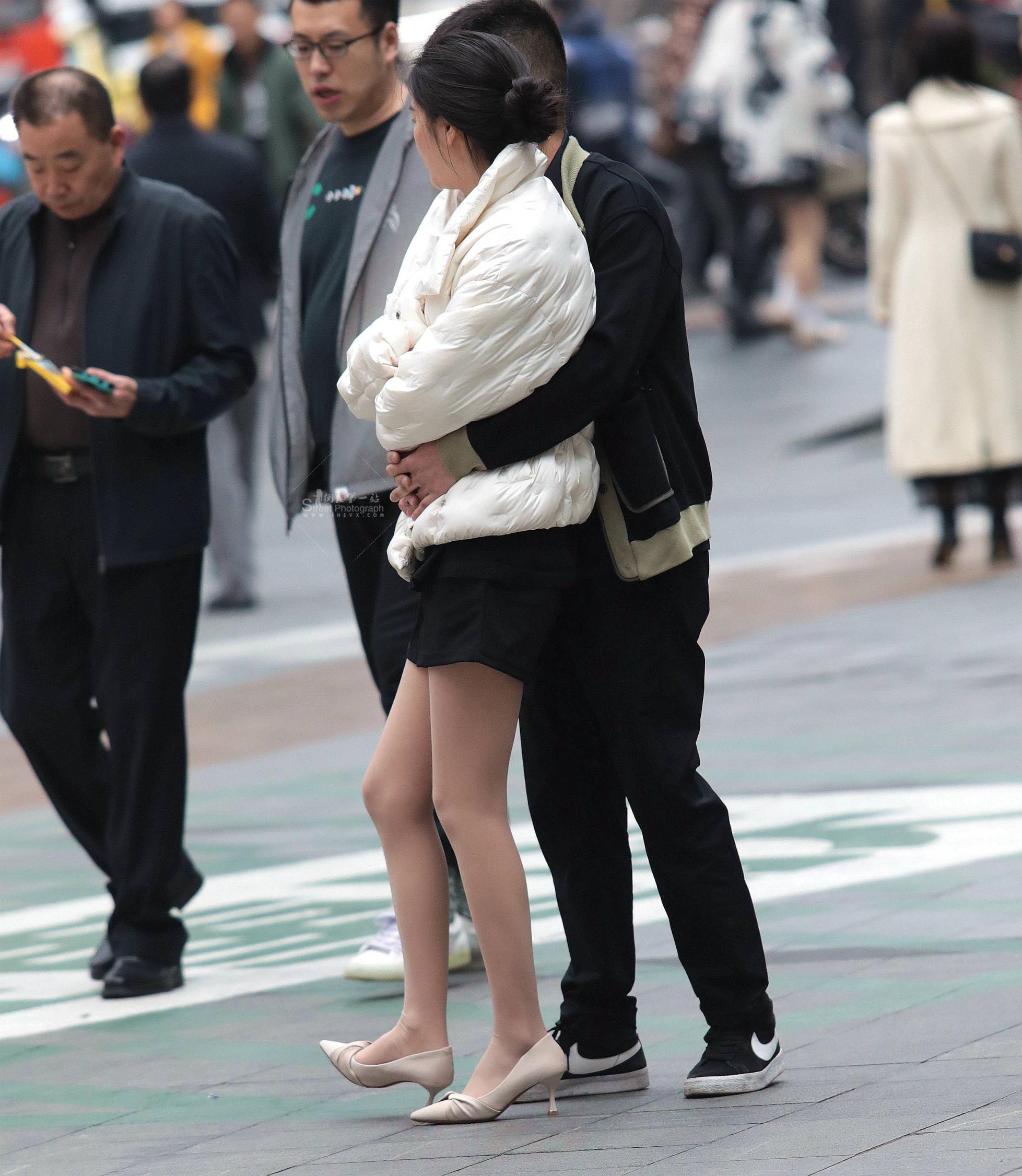  诱惑街拍肉丝高跟shaofu