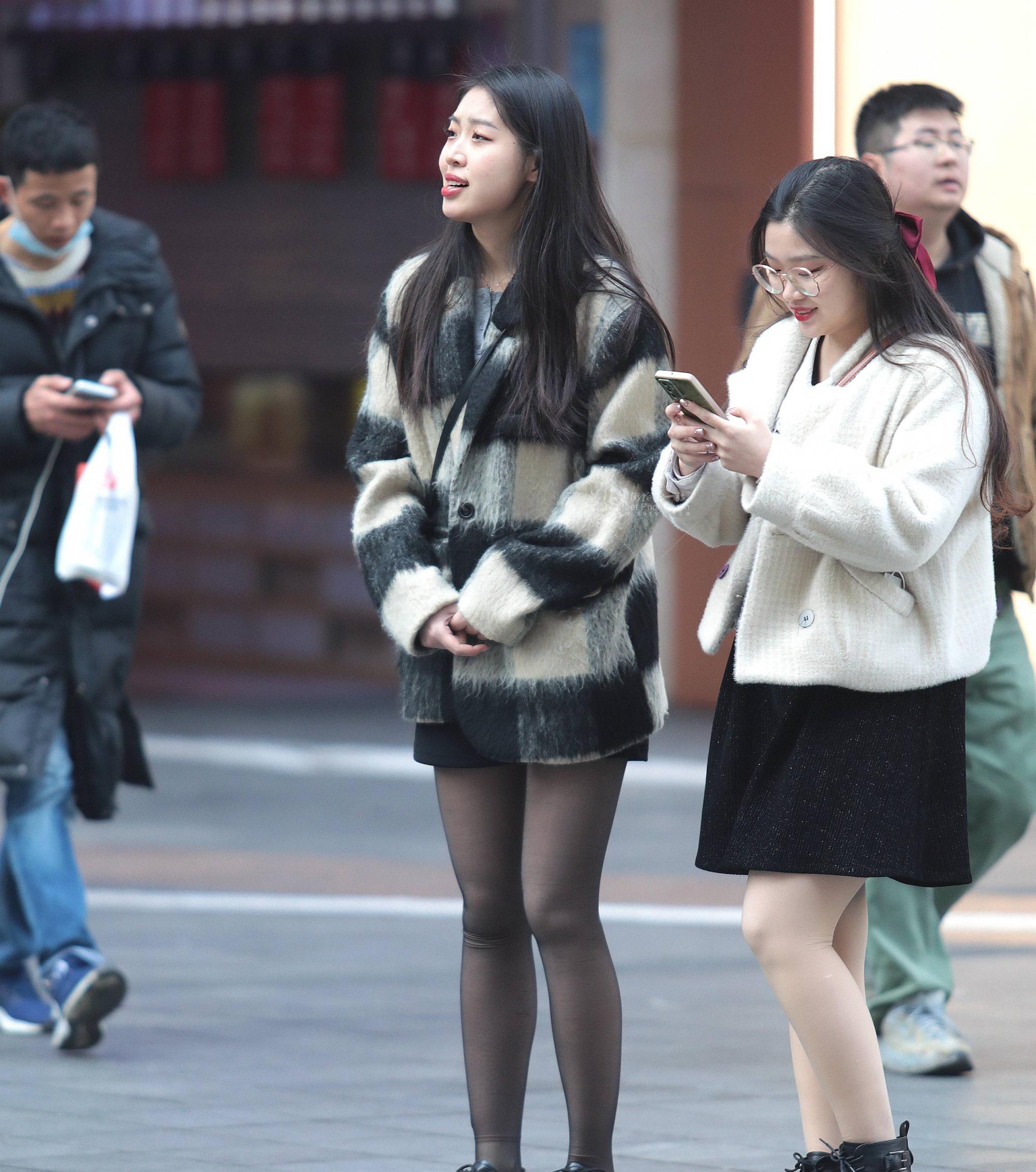 街拍黑丝妹子
