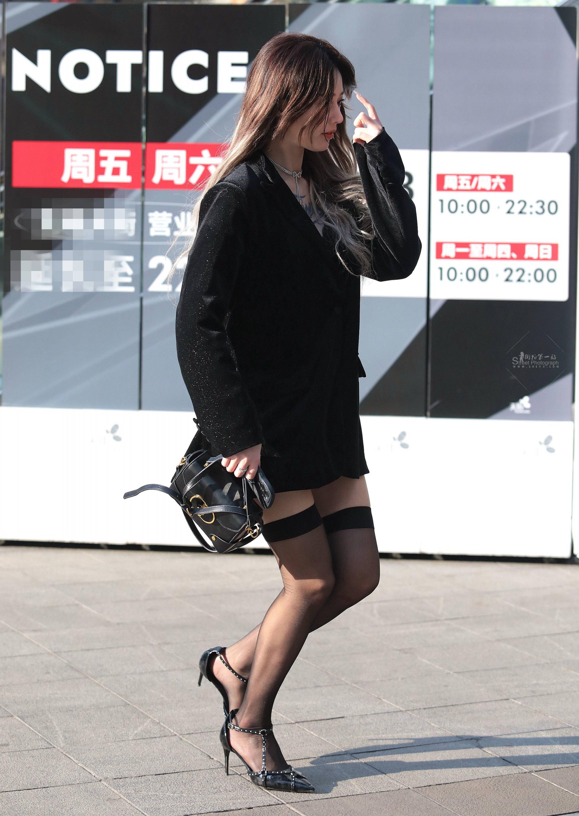  阳光下的黑丝高跟街拍美女-13P