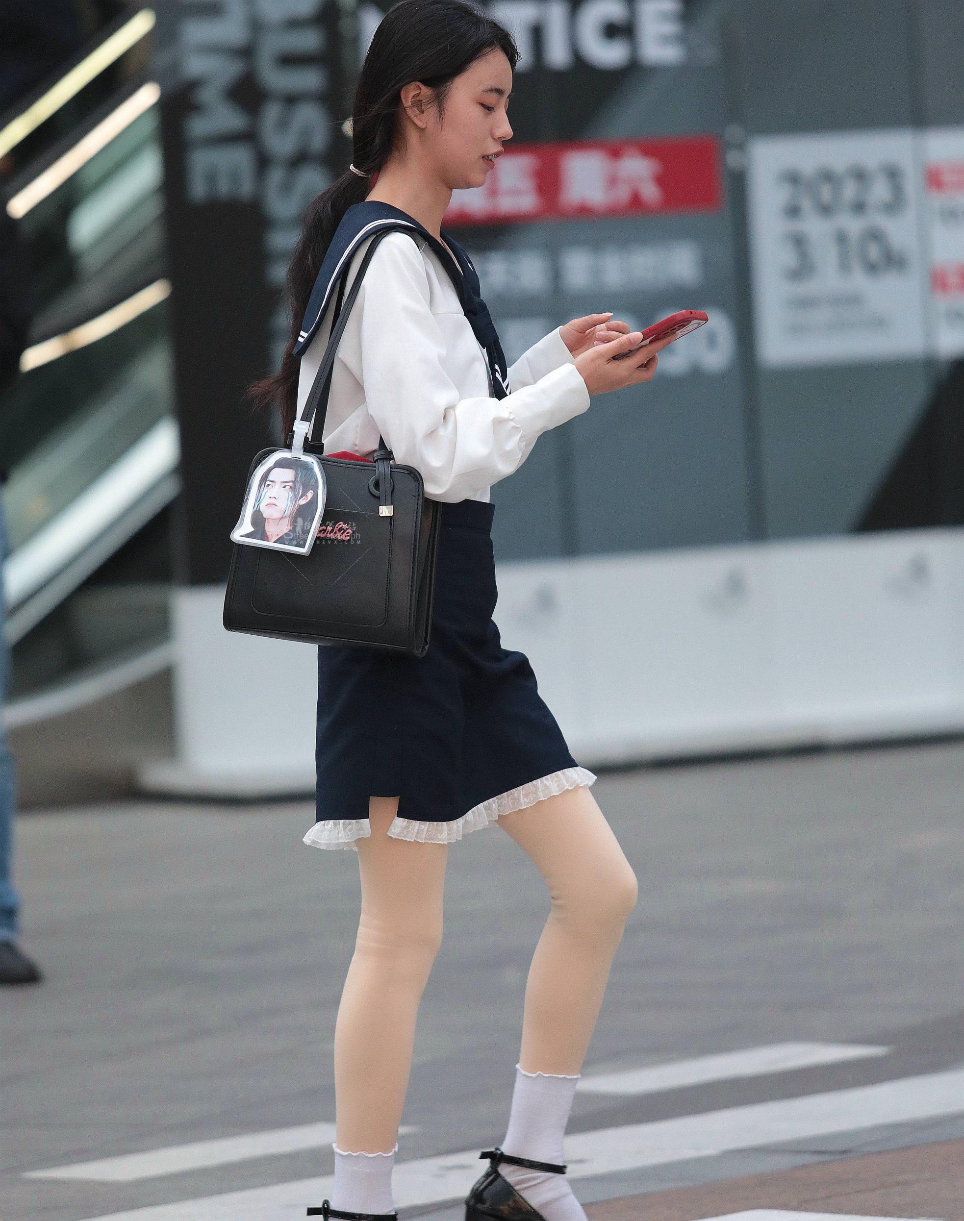  街拍短裙妹子