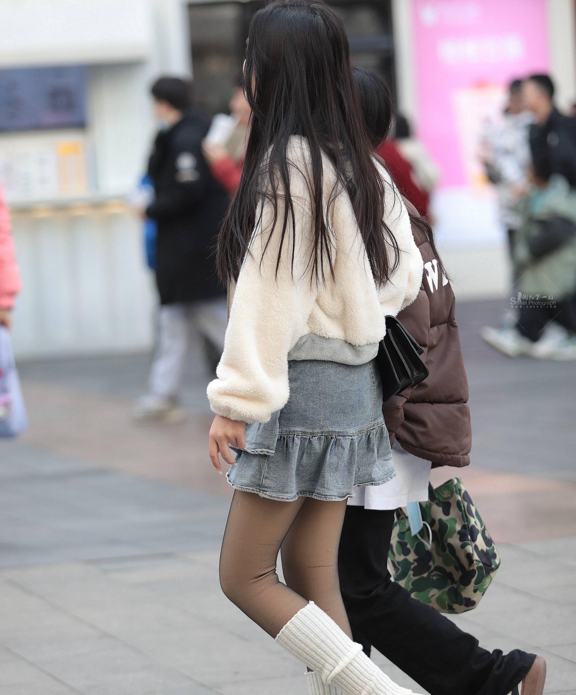 黑丝街拍短裙妹子