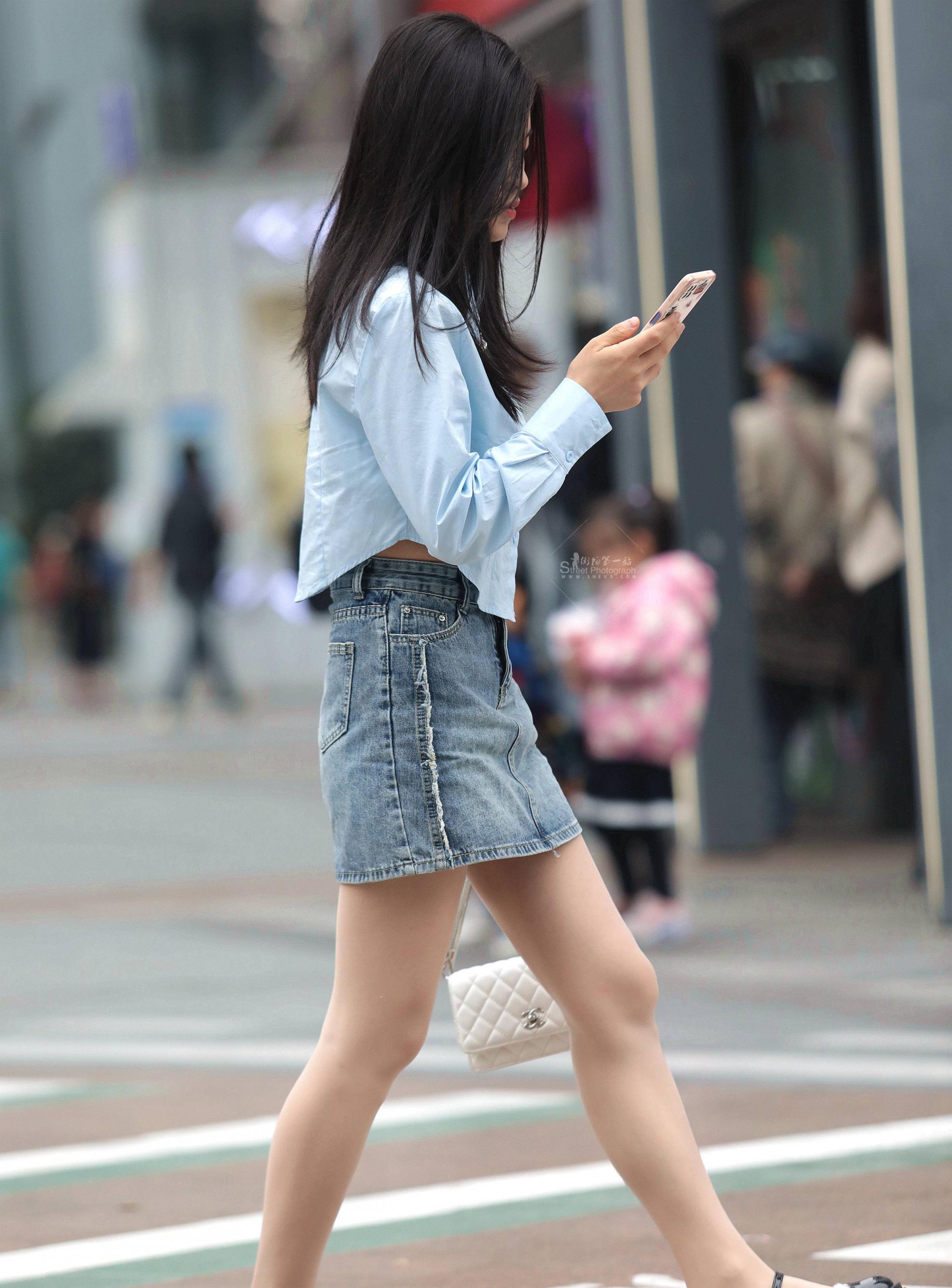 肉丝街拍短裙妹子