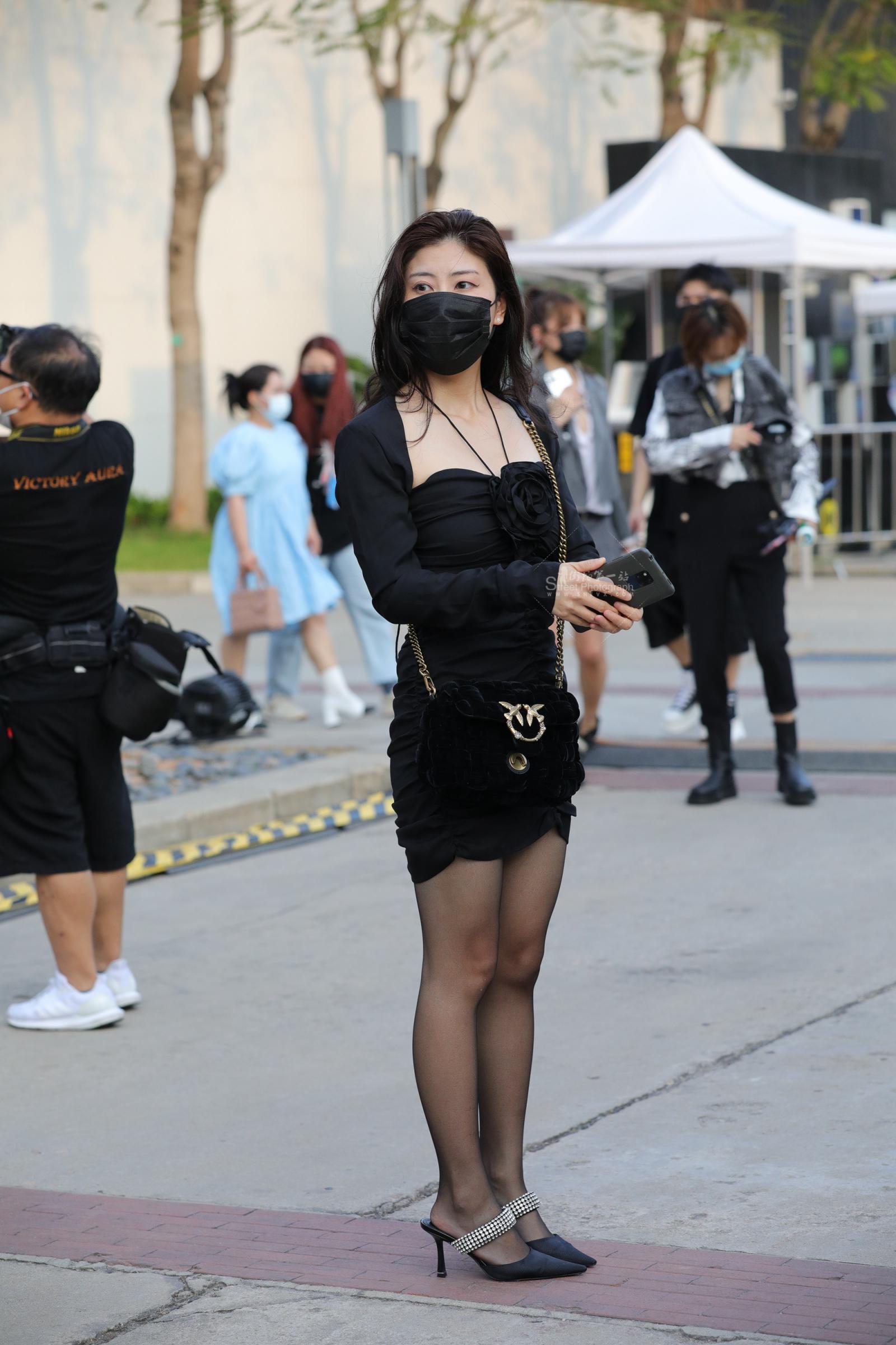  【街拍心灵】黑丝街拍高跟美腿小姐姐