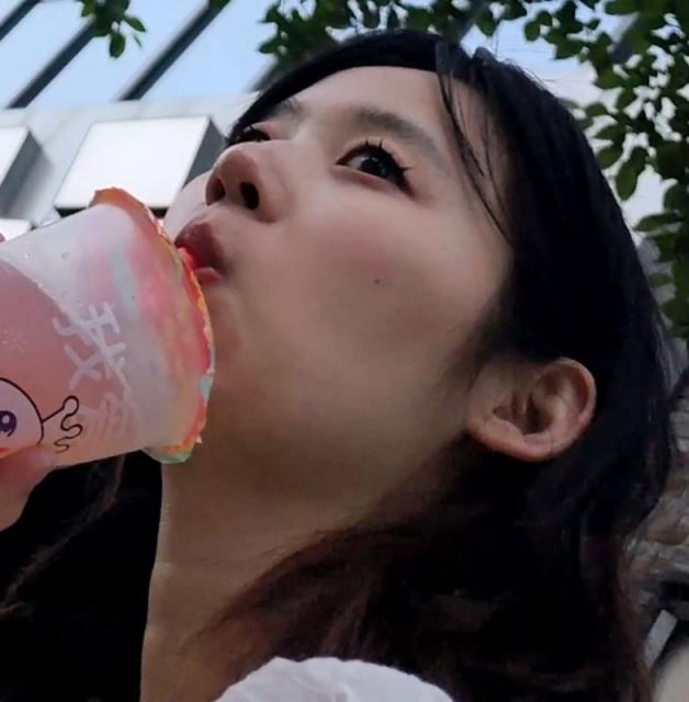 【独家原创】果汁女子的白裙金链子下的白腿