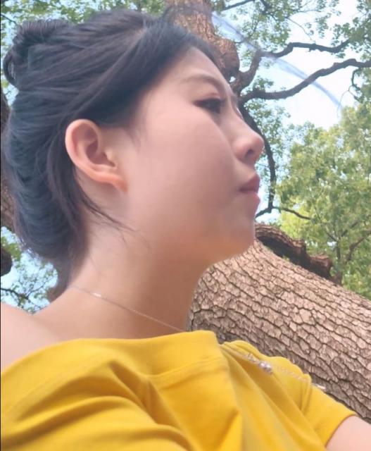 【独家原创】露美肩靓女的牛仔美臀白大腿与粉白色秘密