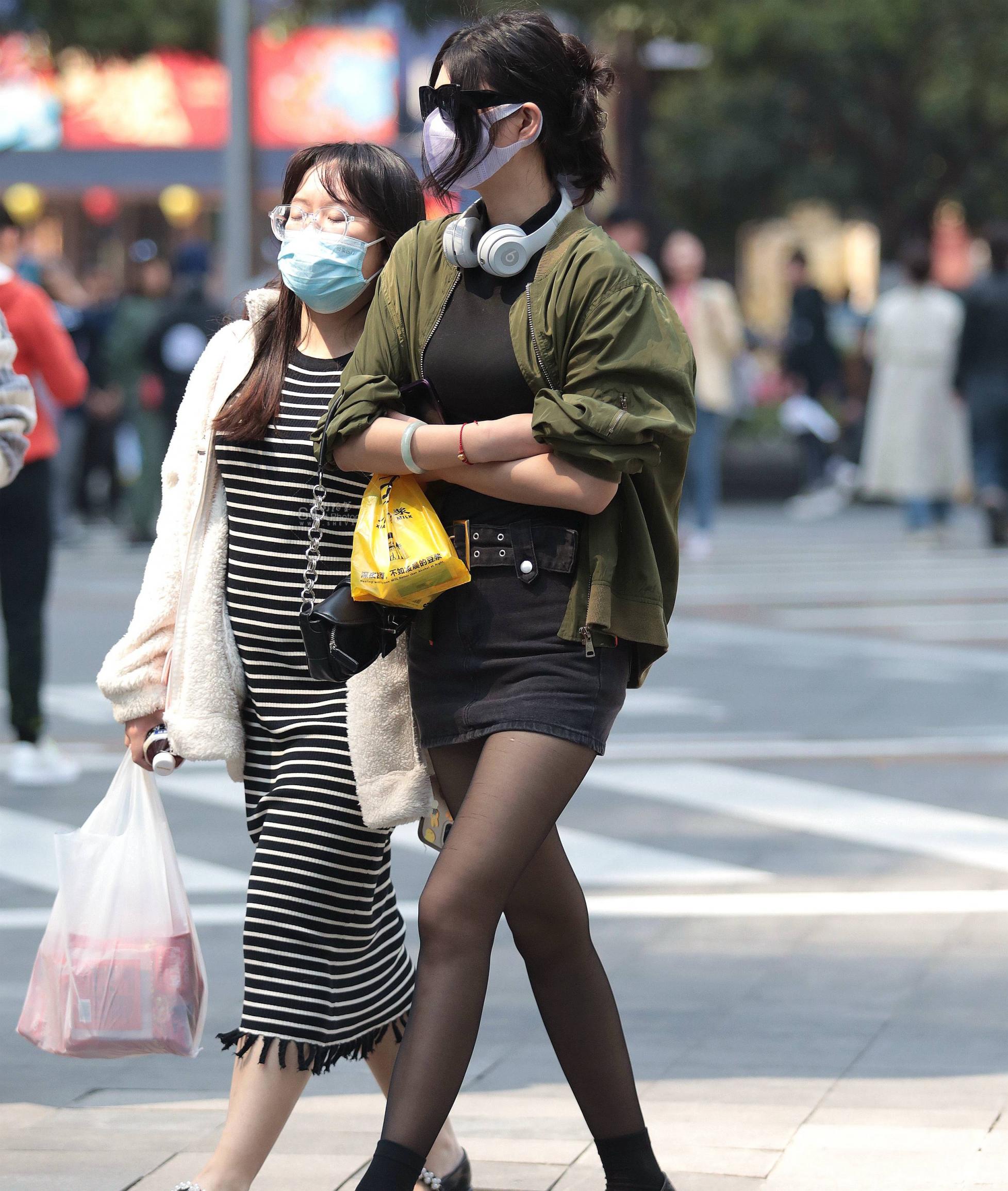 街拍黑丝短裙妹子