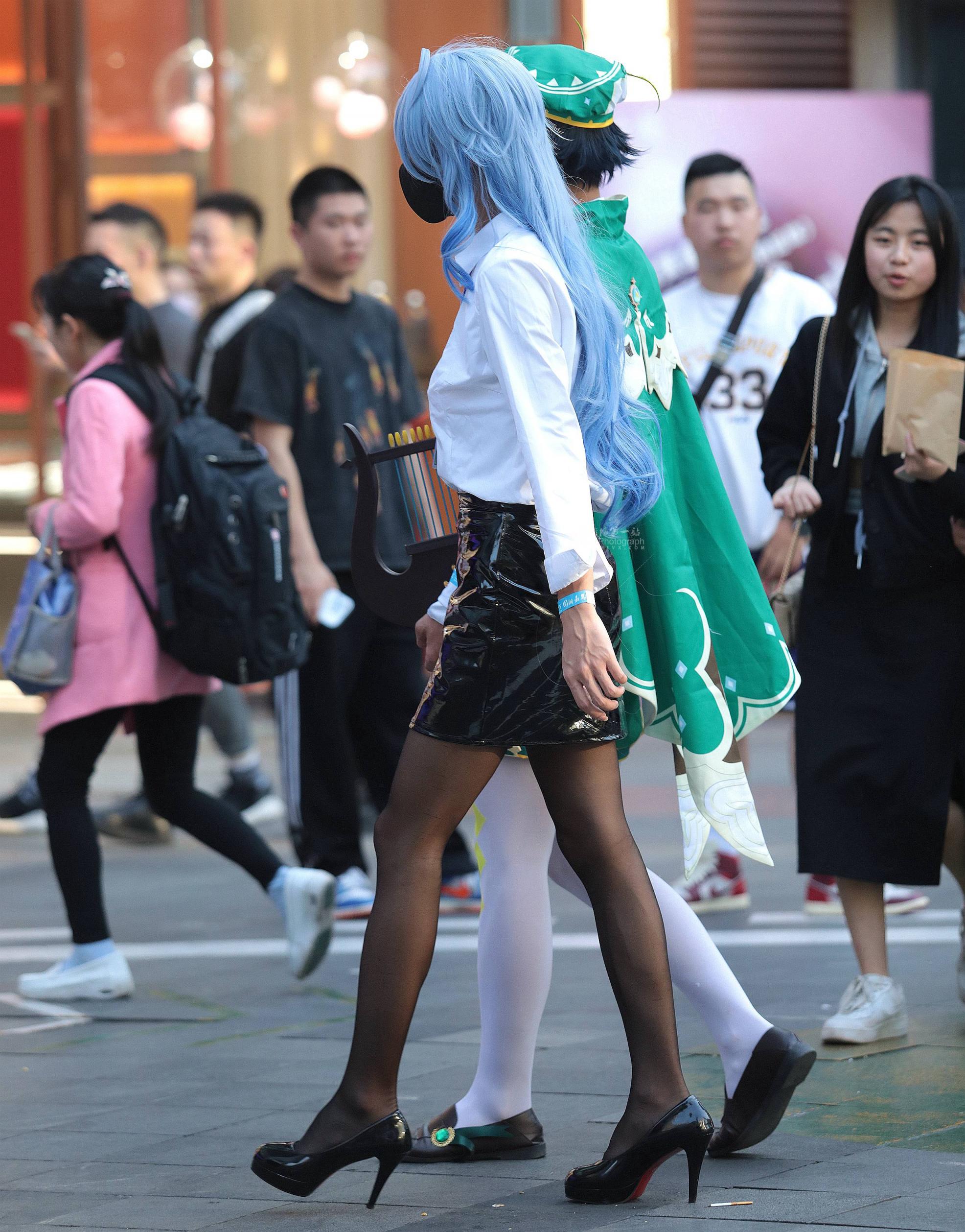 黑丝街拍高跟妹子