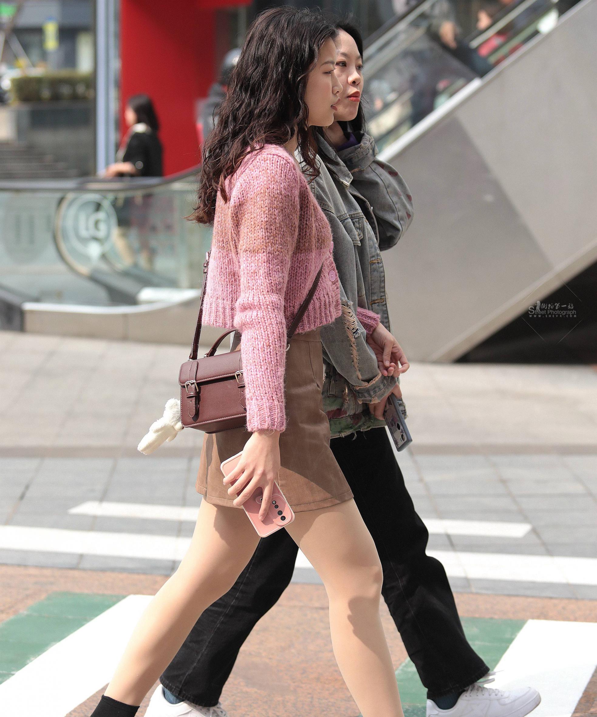 肉丝街拍短裙妹子