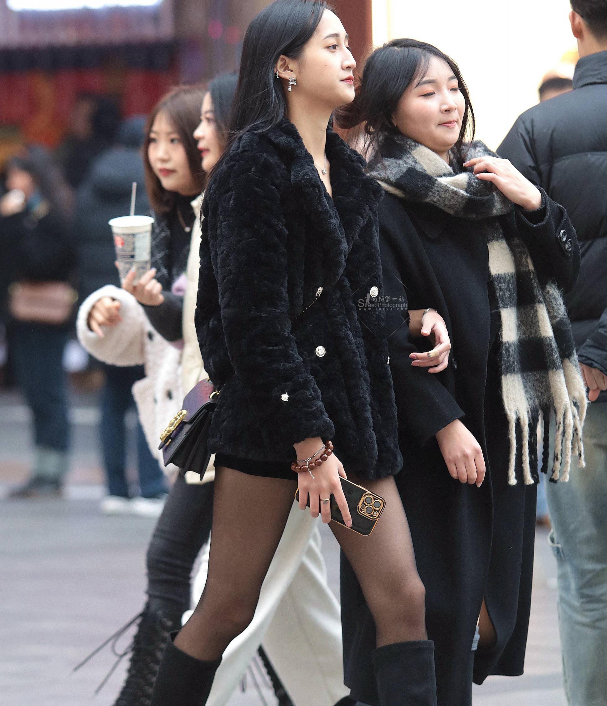 漂亮街拍黑丝妹子