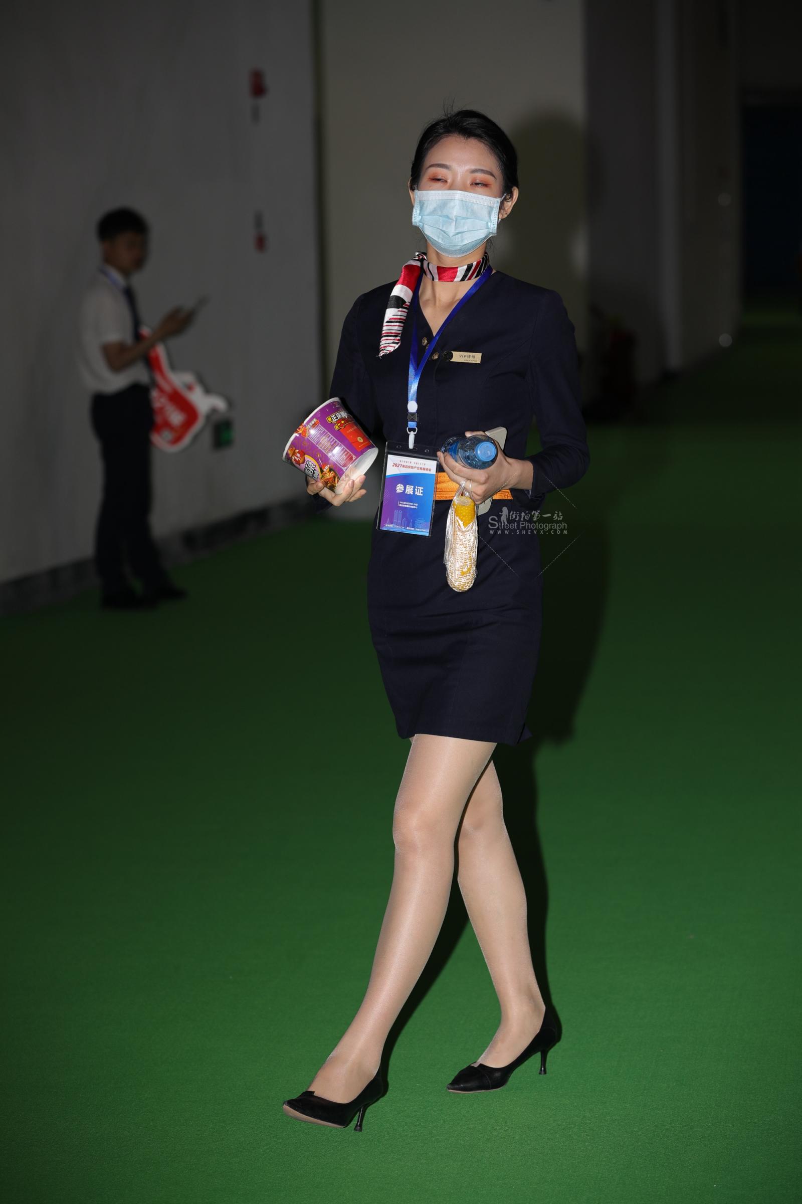 街拍心灵】售楼顾问街拍肉丝制服美腿