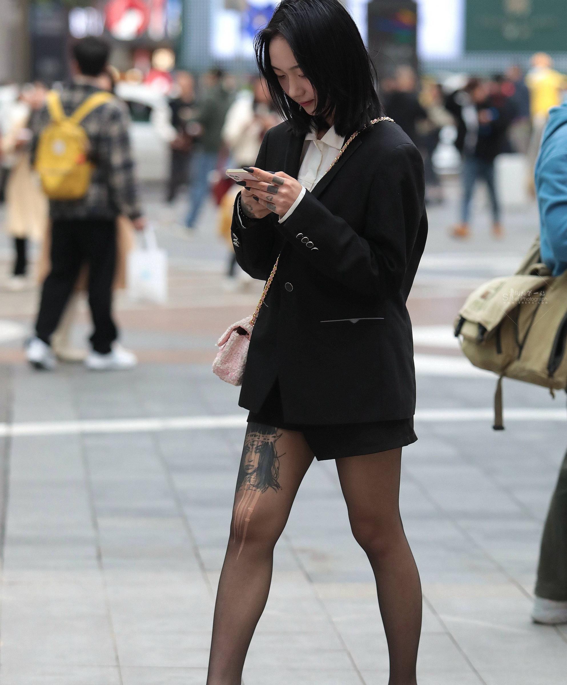 街拍黑丝妹子