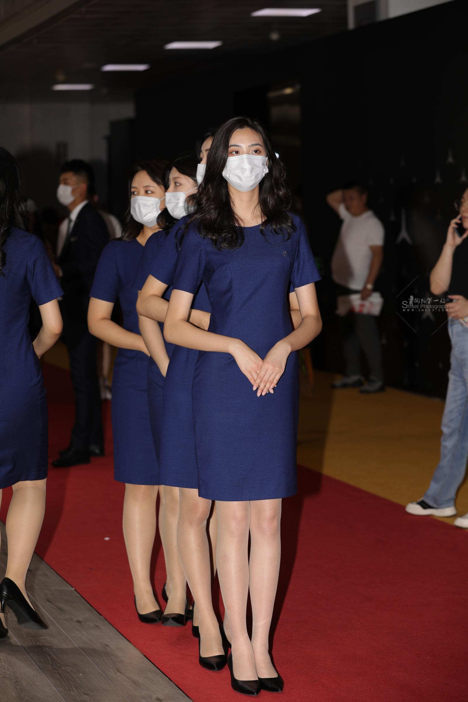  【街拍心灵】奔驰展厅礼仪肉丝街拍美腿哇塞