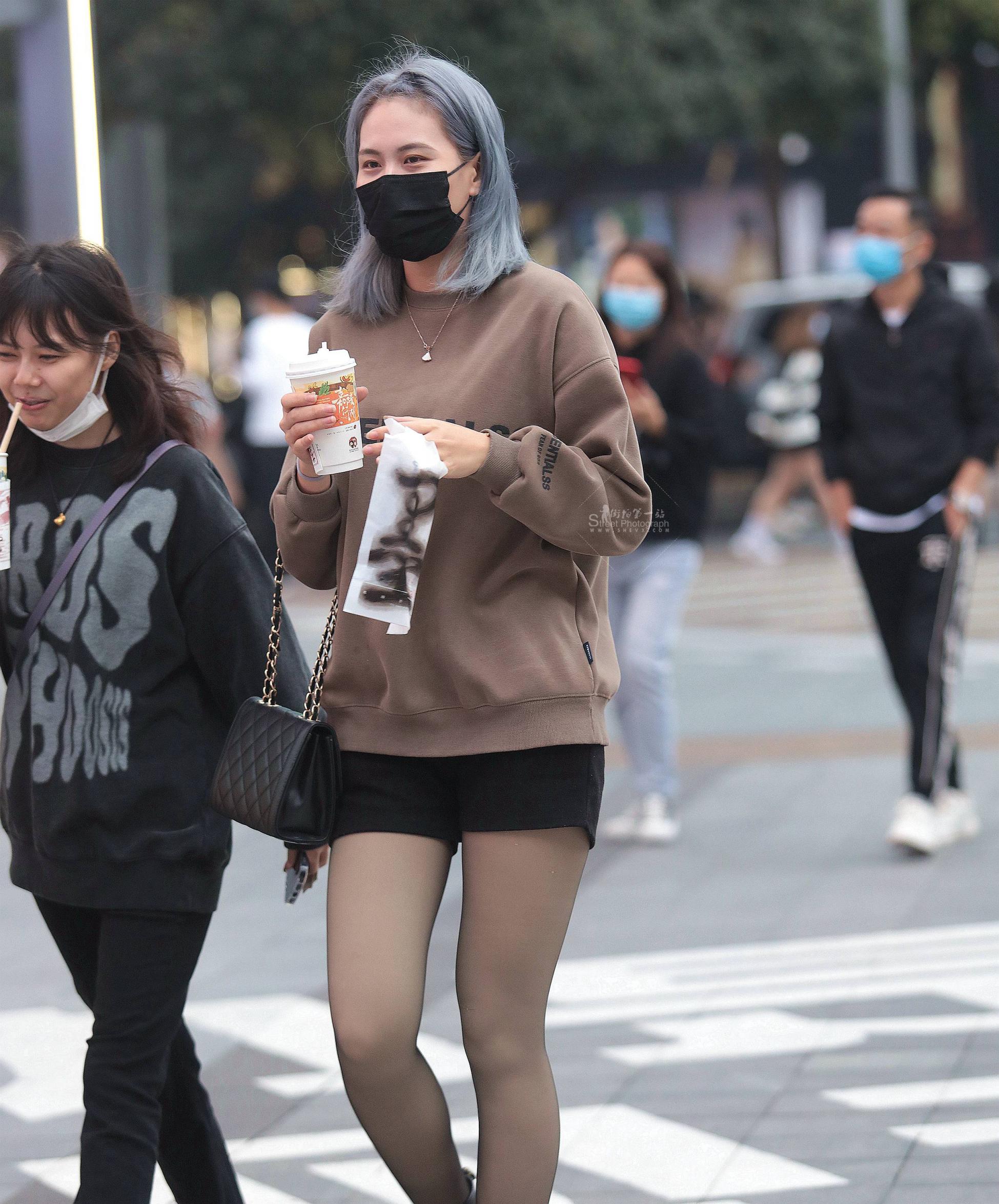 街拍黑丝妹子