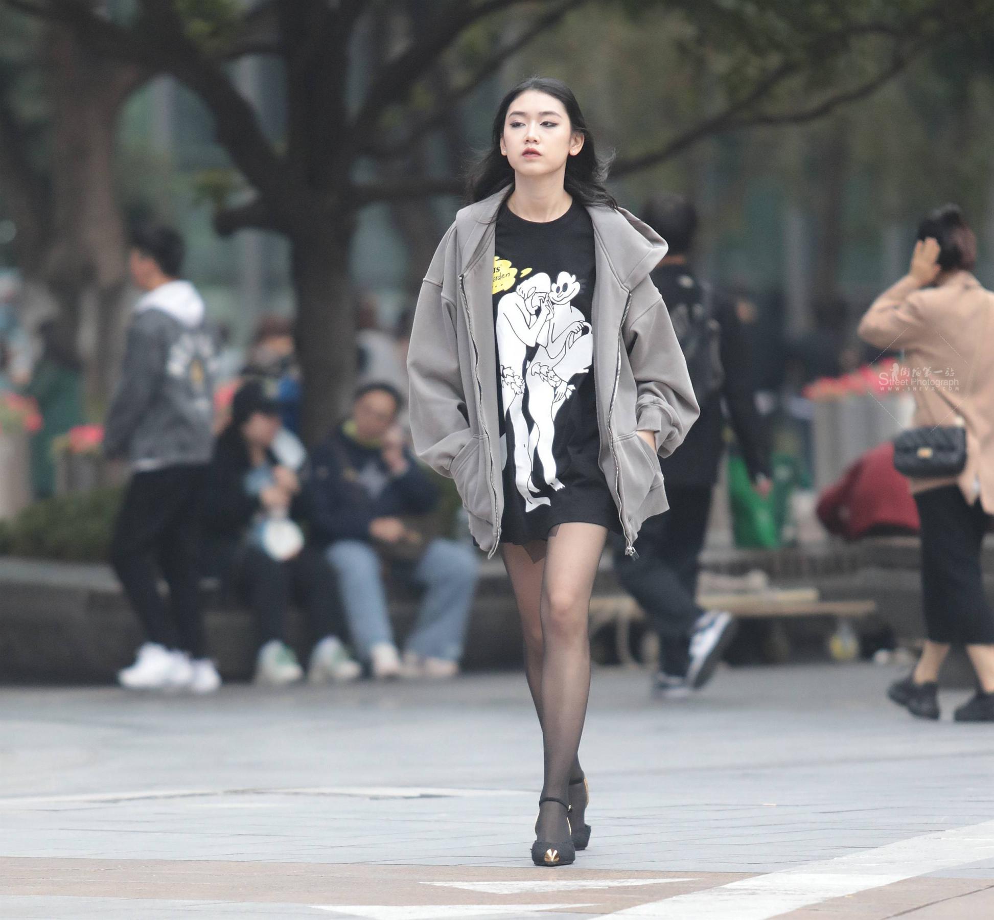  诱惑黑丝街拍高跟妹子