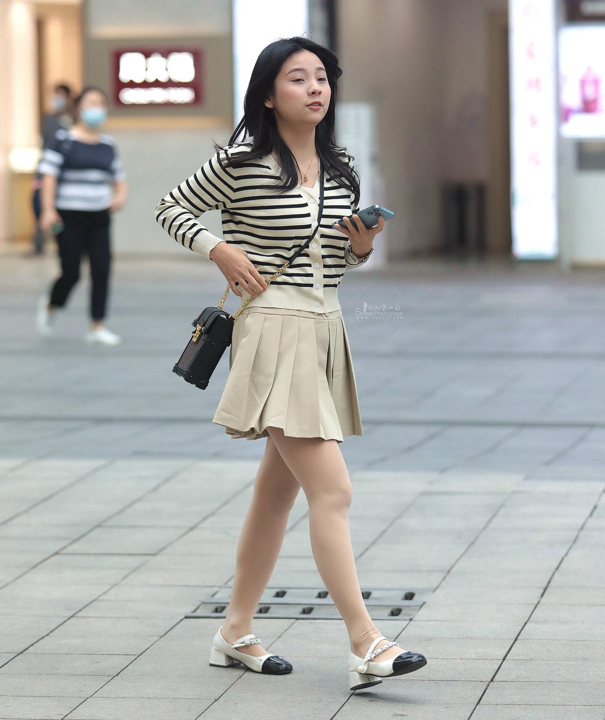  街拍肉丝短裙妹子