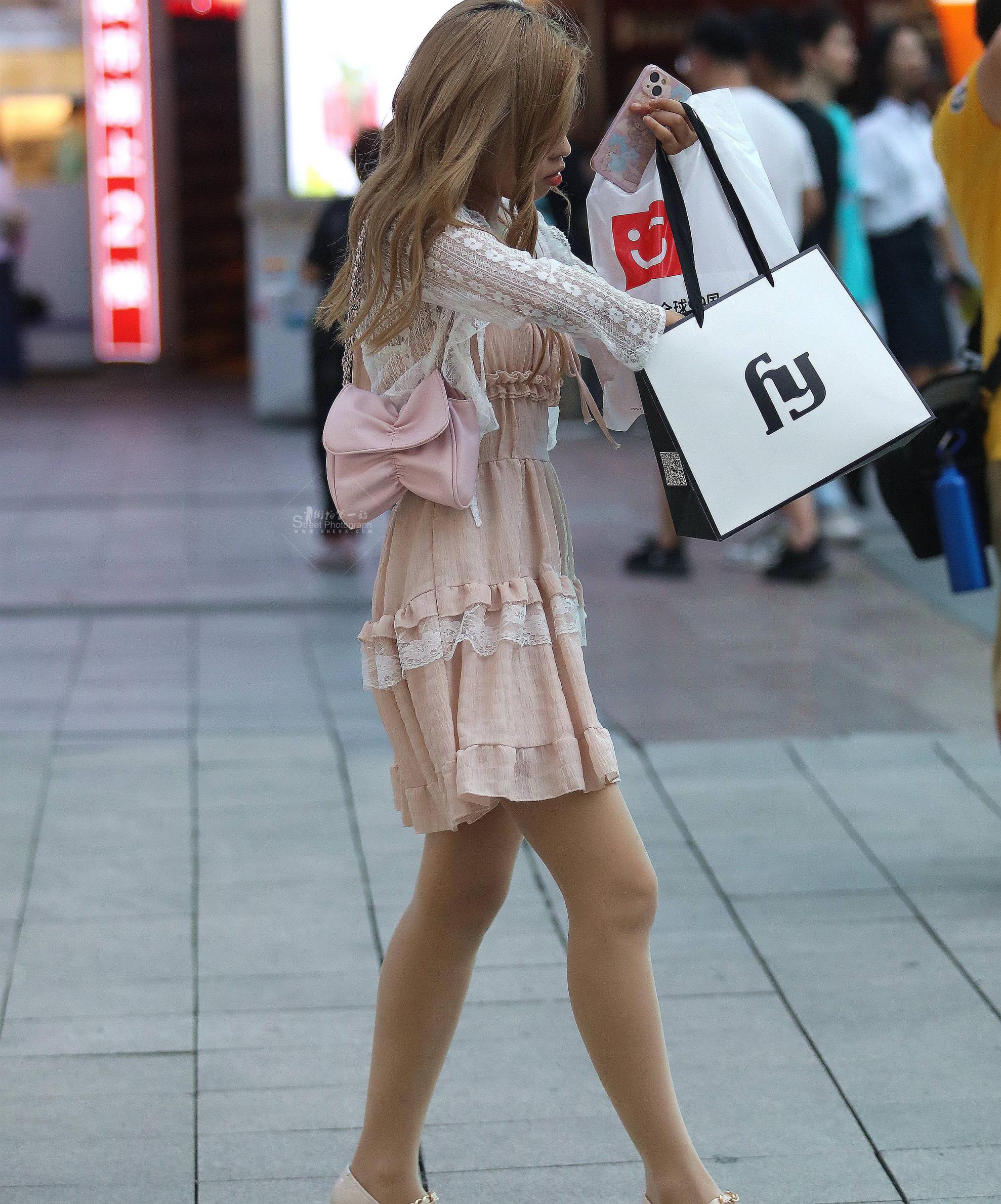 诱惑街拍肉丝妹子