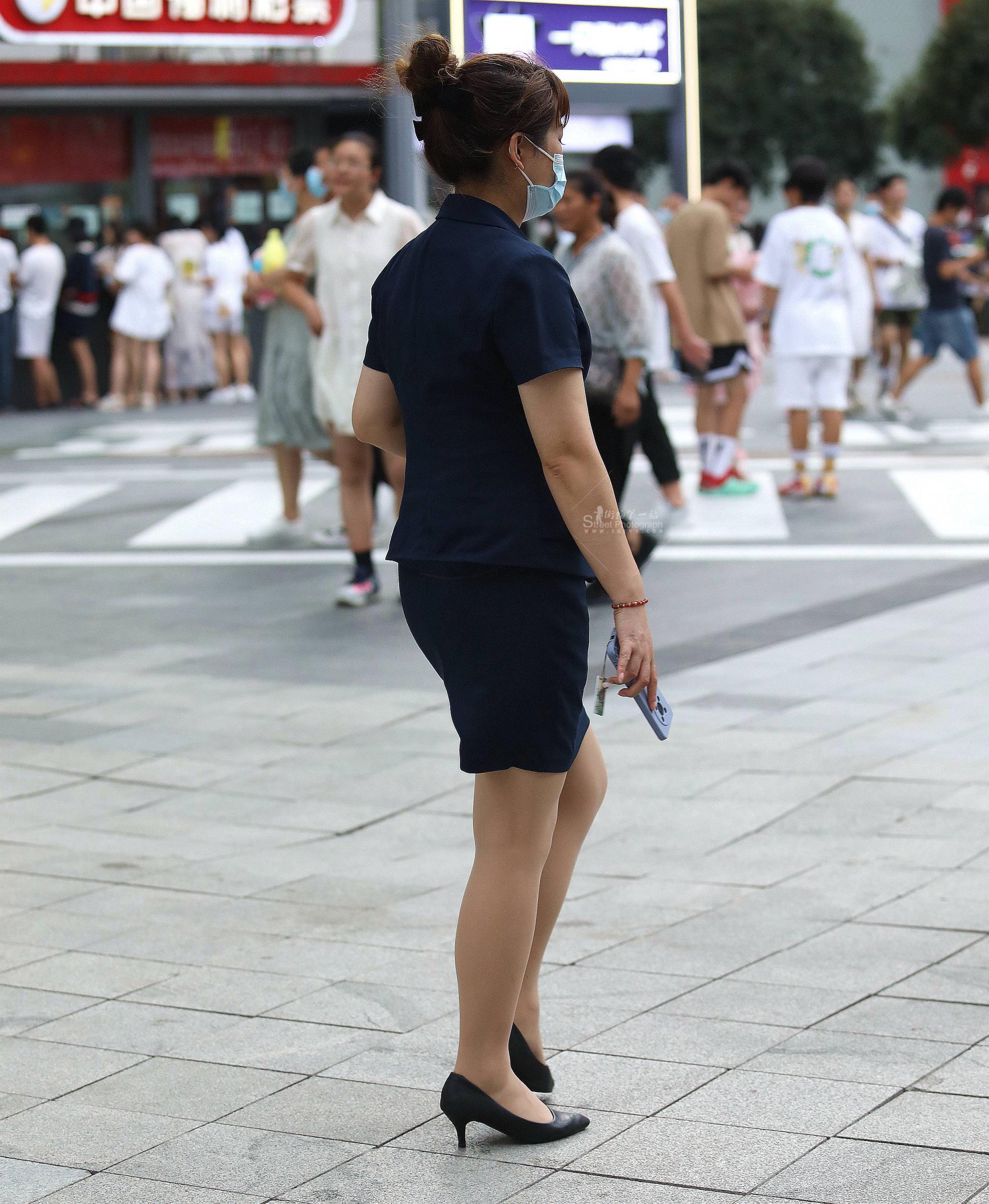 诱惑肉丝高跟街拍OL