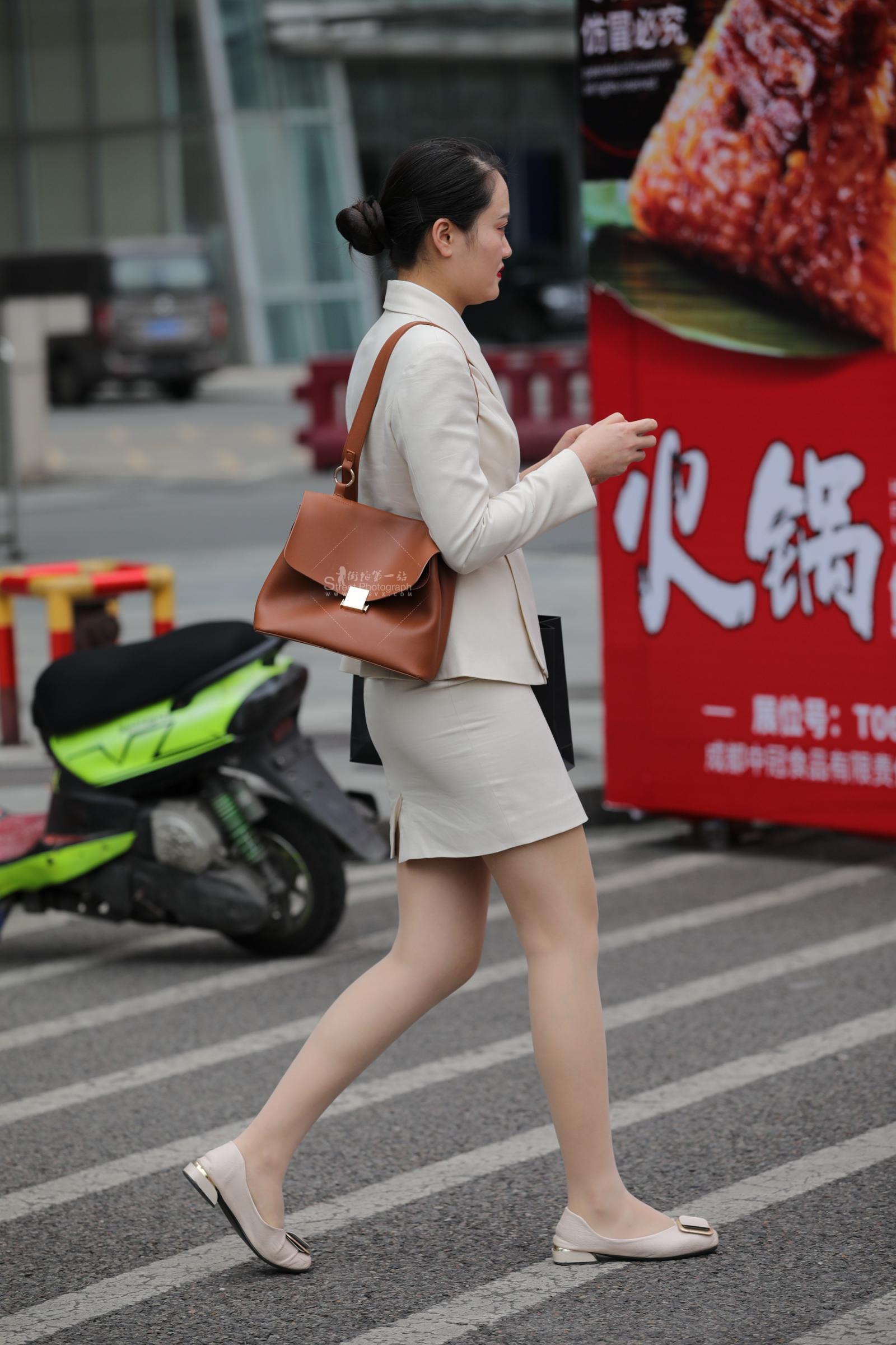 街拍心灵】售楼顾问街拍肉丝美腿制服