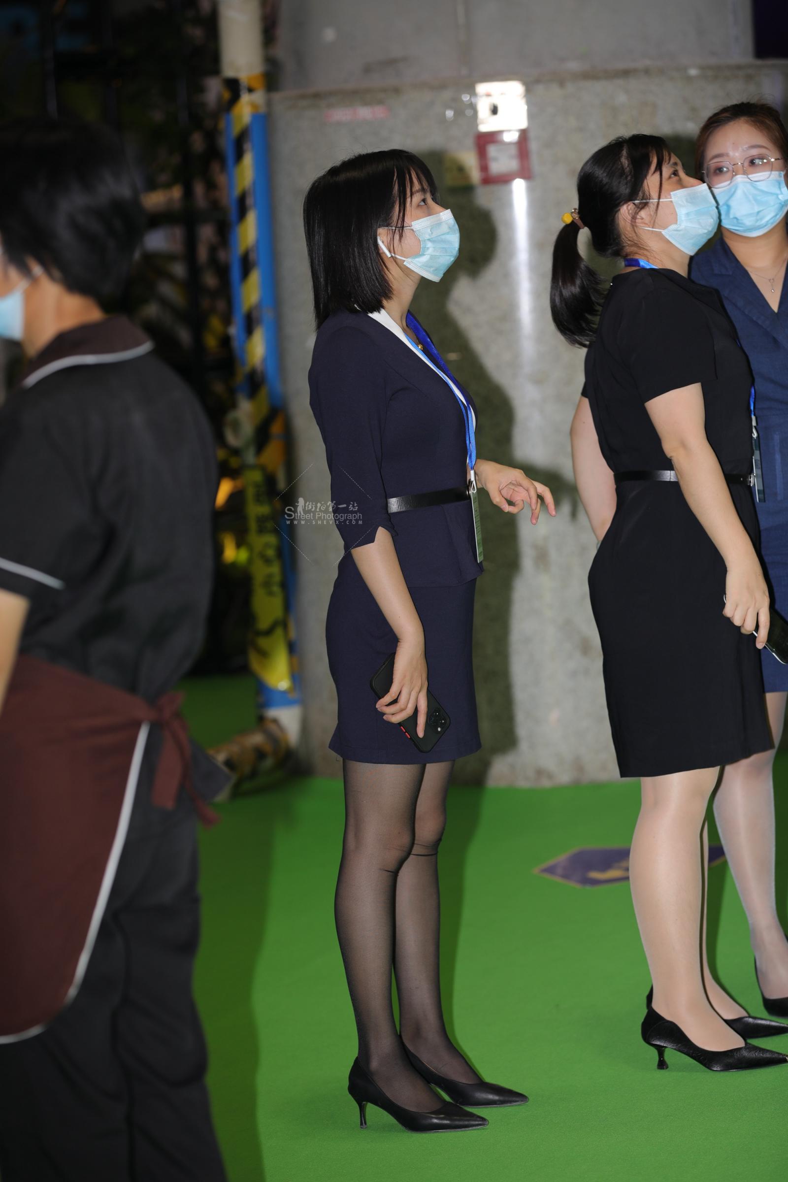 【街拍心灵】售楼处短发黑丝街拍制服美腿销 售