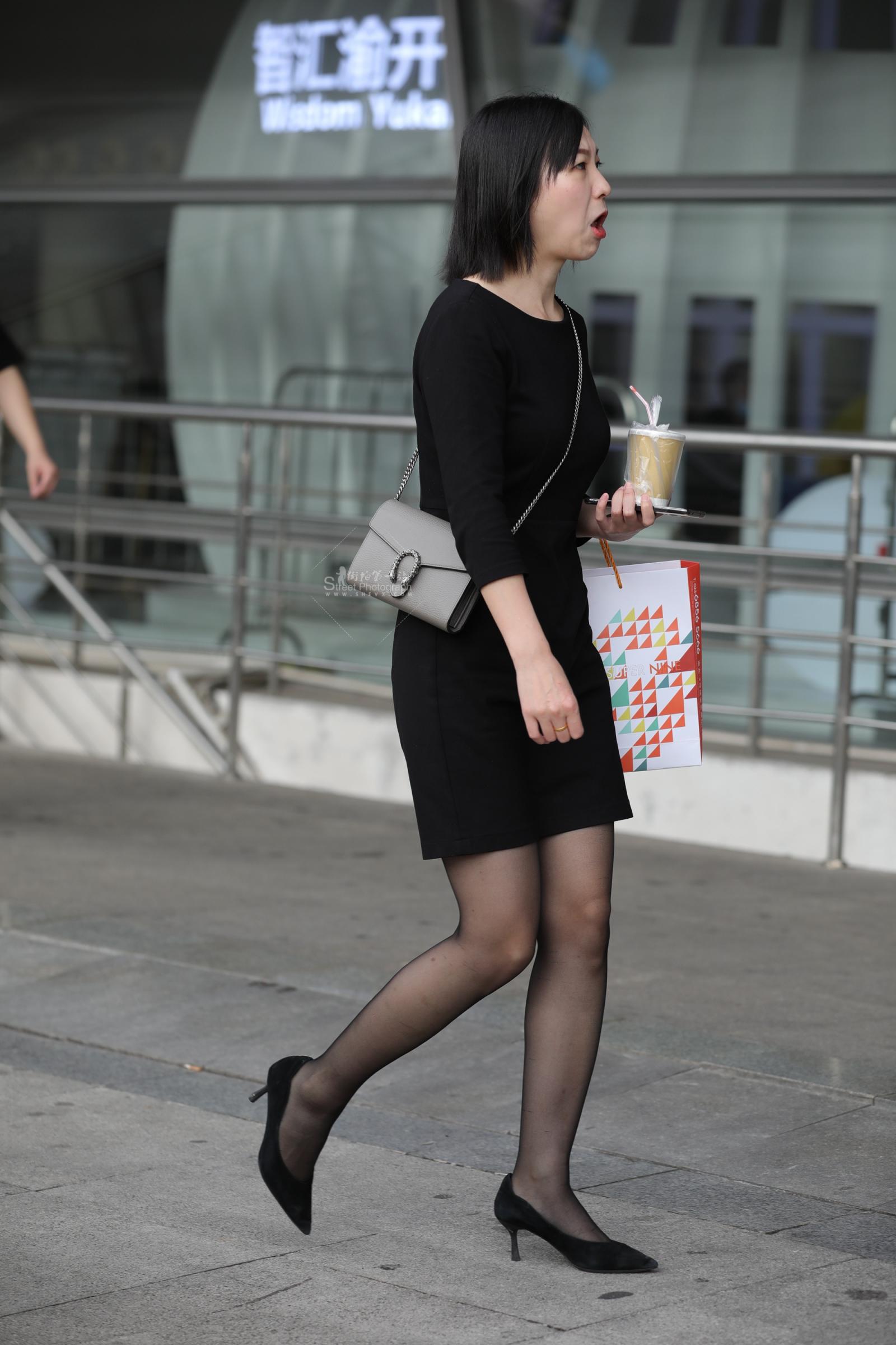 【街拍心灵】房地产销shou黑丝制服街拍美腿