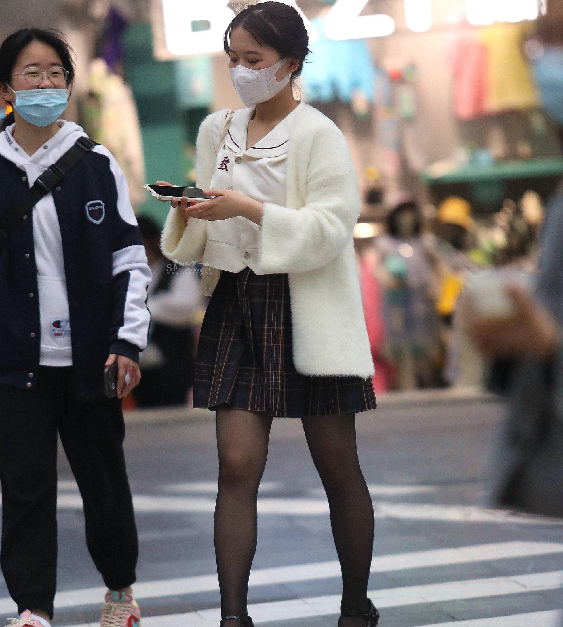 街拍黑丝短裙妹子