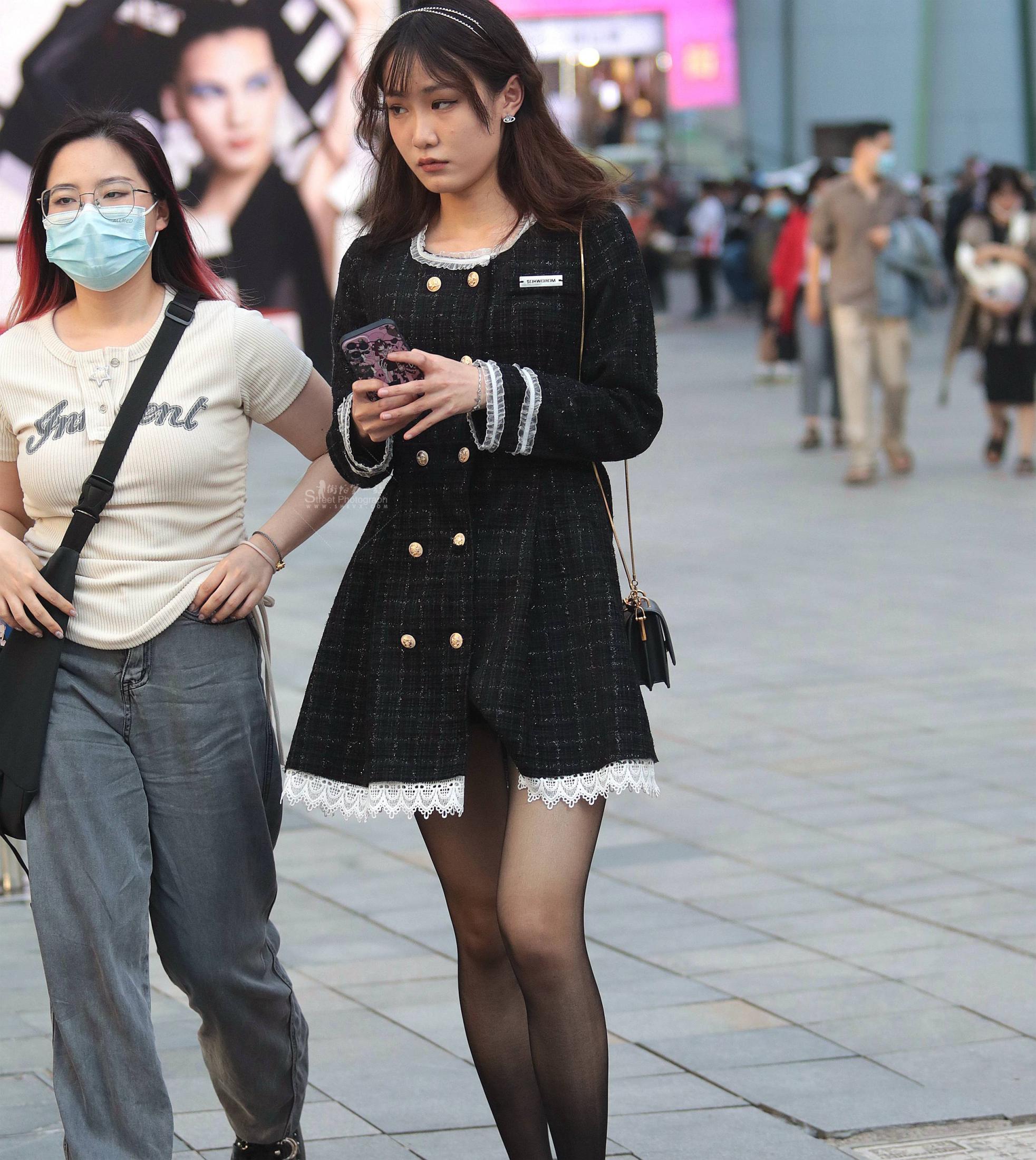  漂亮街拍黑丝妹子
