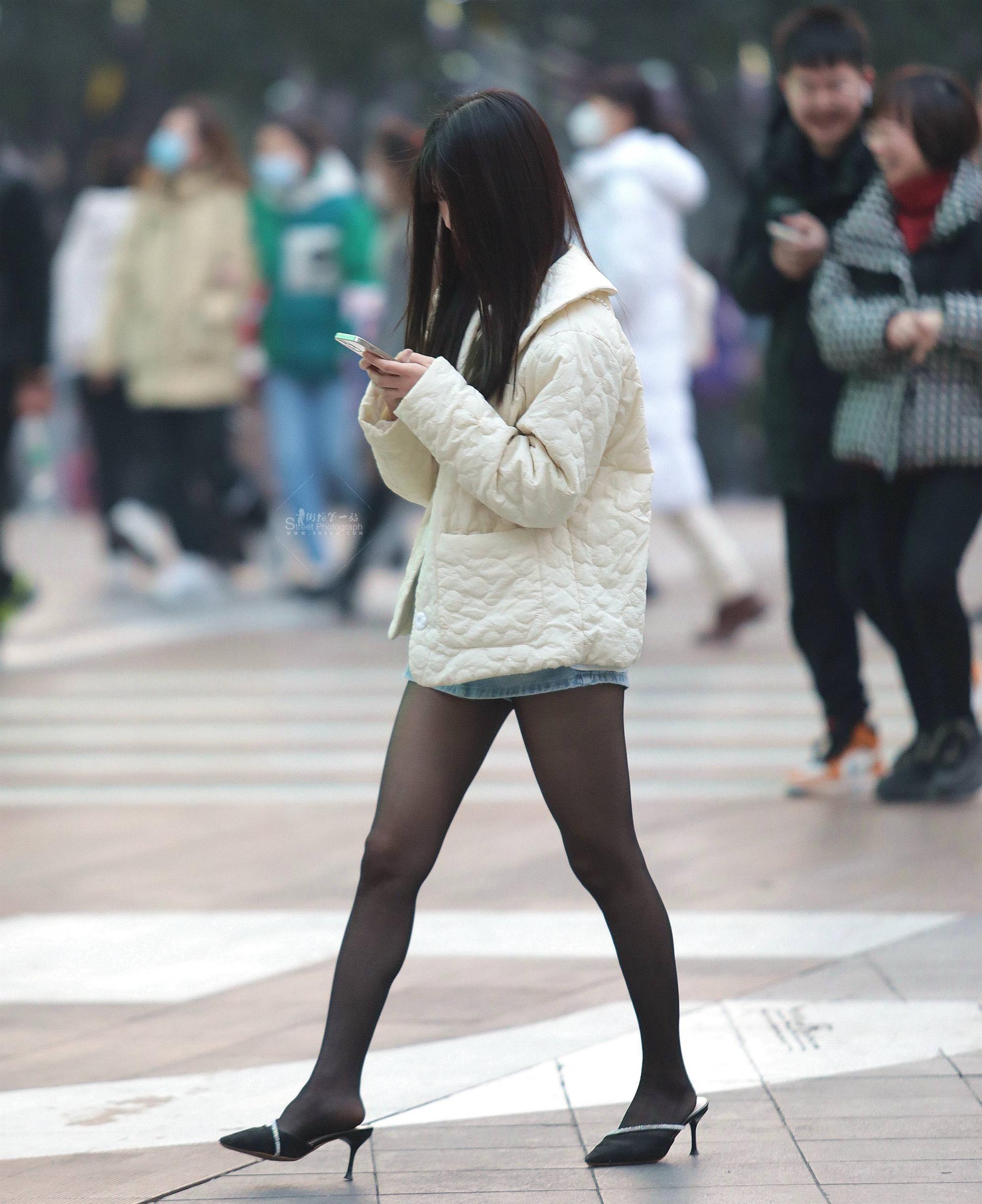诱惑街拍黑丝高跟妹子