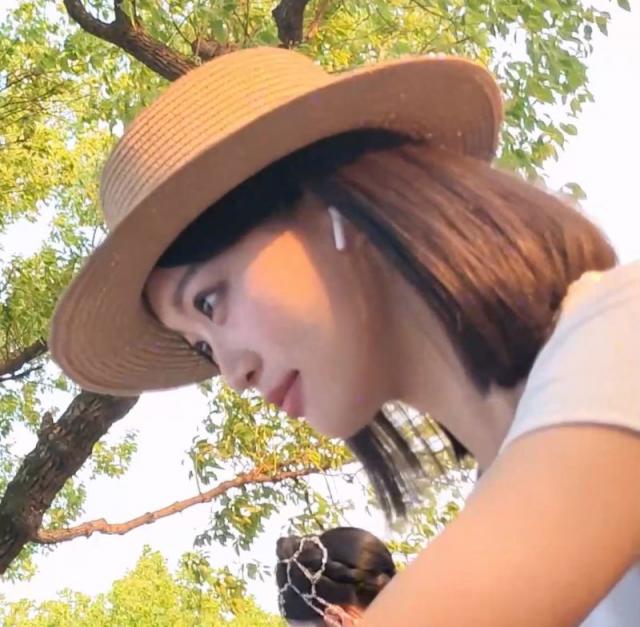 【独家原创】草帽靓妹自拍自摸弧度大腿