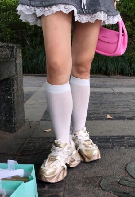 【独家原创】少妇的蕾丝花边短裙配白丝绑腿袜极瘦肉腿
