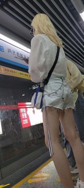 【独家原创】 金发戴眼镜的大学嫩妹