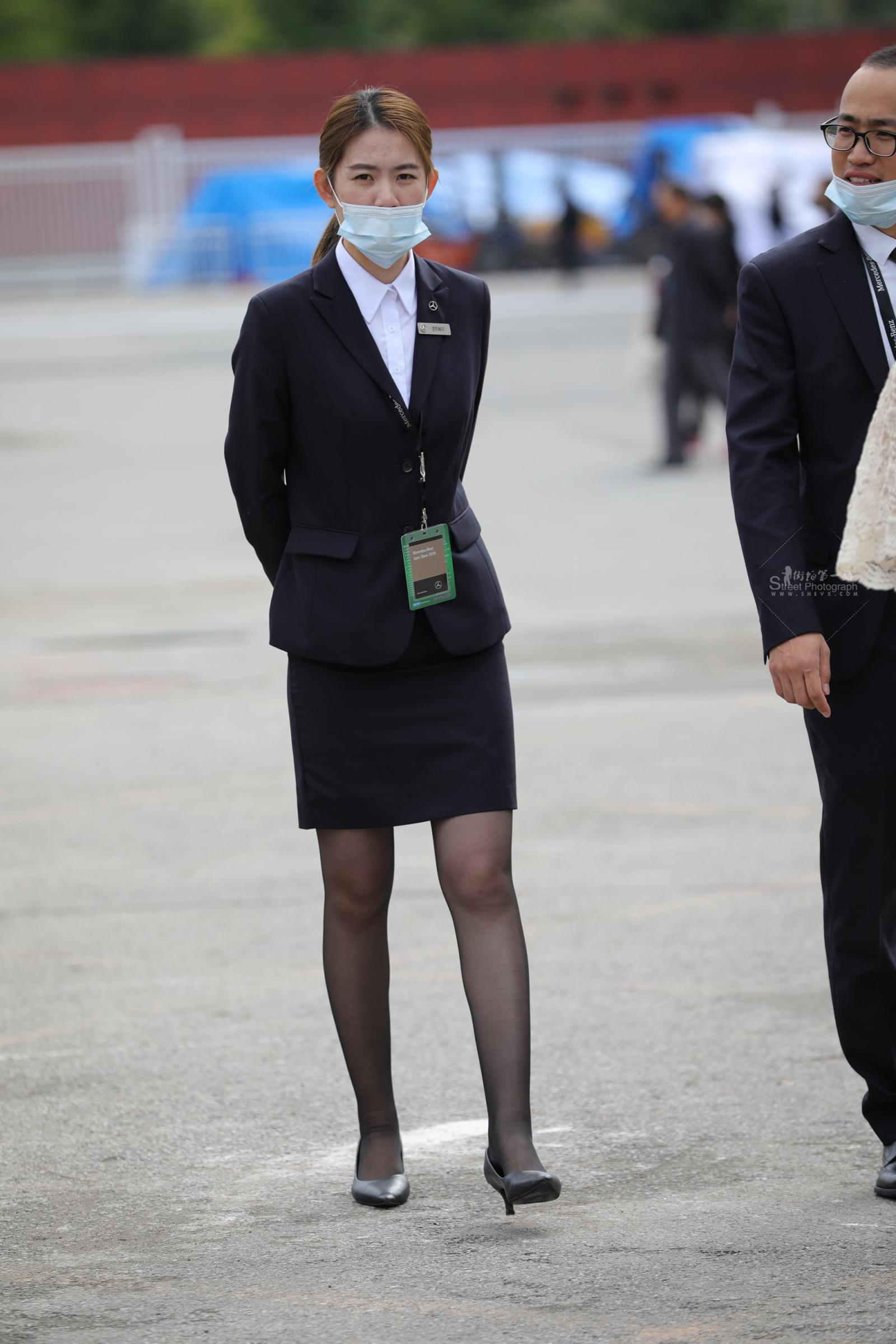 【街拍心灵】奔驰销shou顾问黑丝大长腿街拍高跟