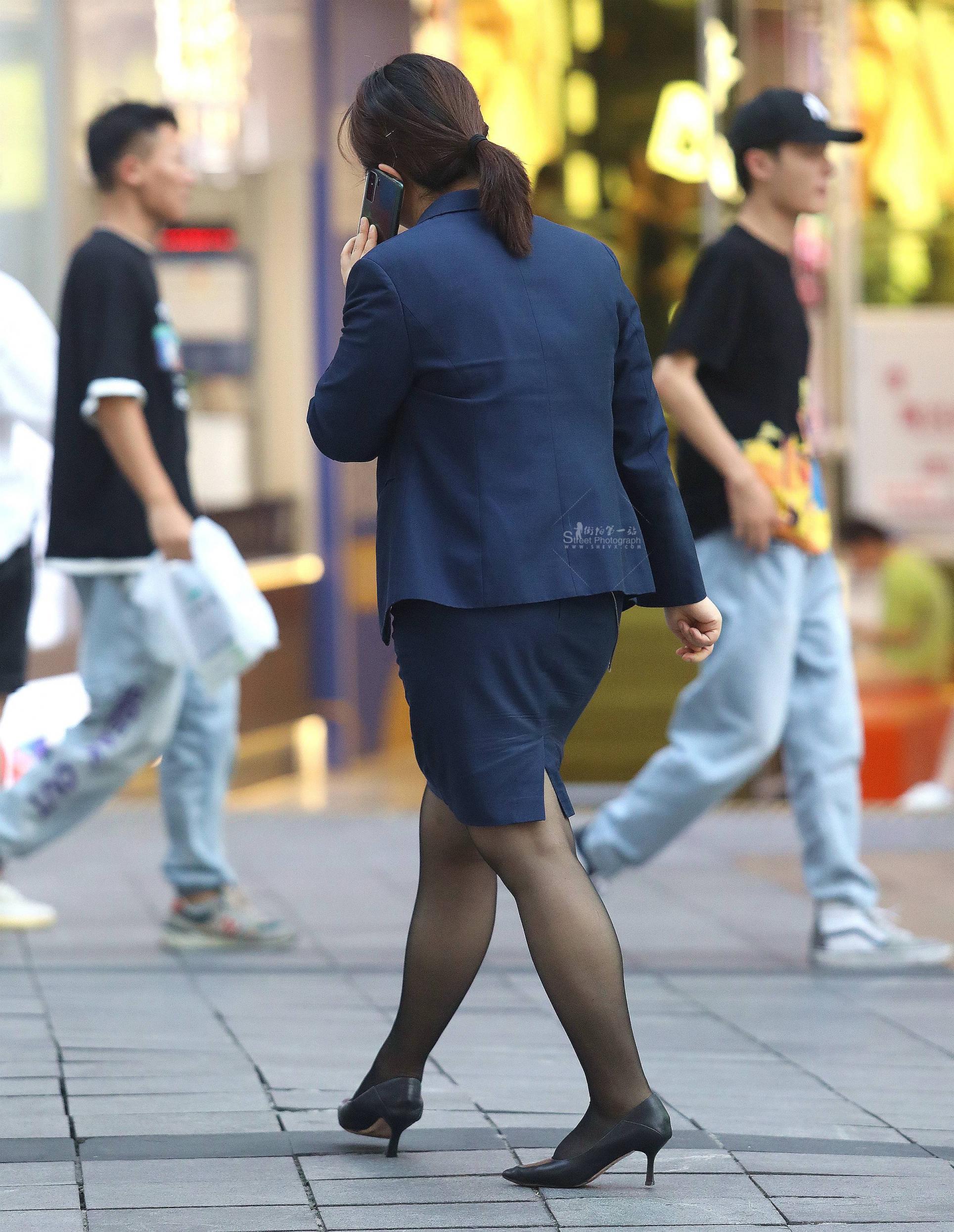 诱惑街拍黑丝高跟OL