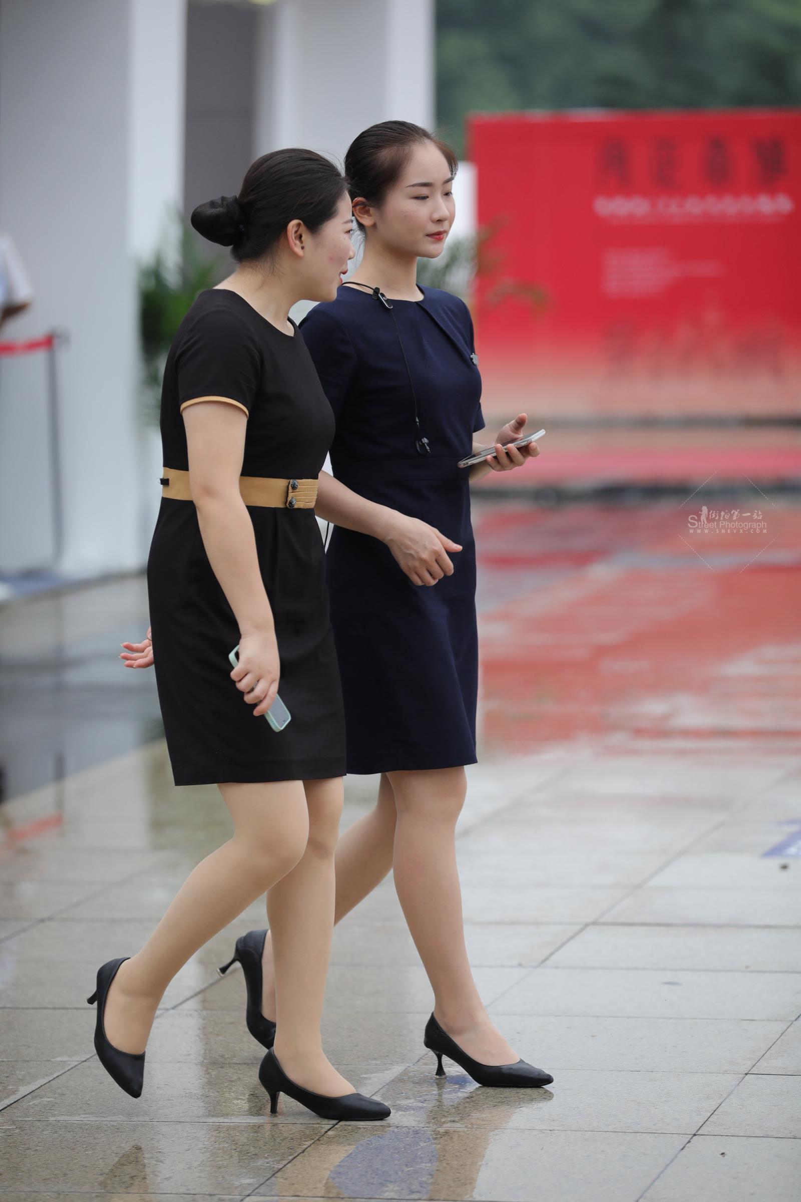 街拍心灵】售楼处街拍肉丝制服高跟小姐姐