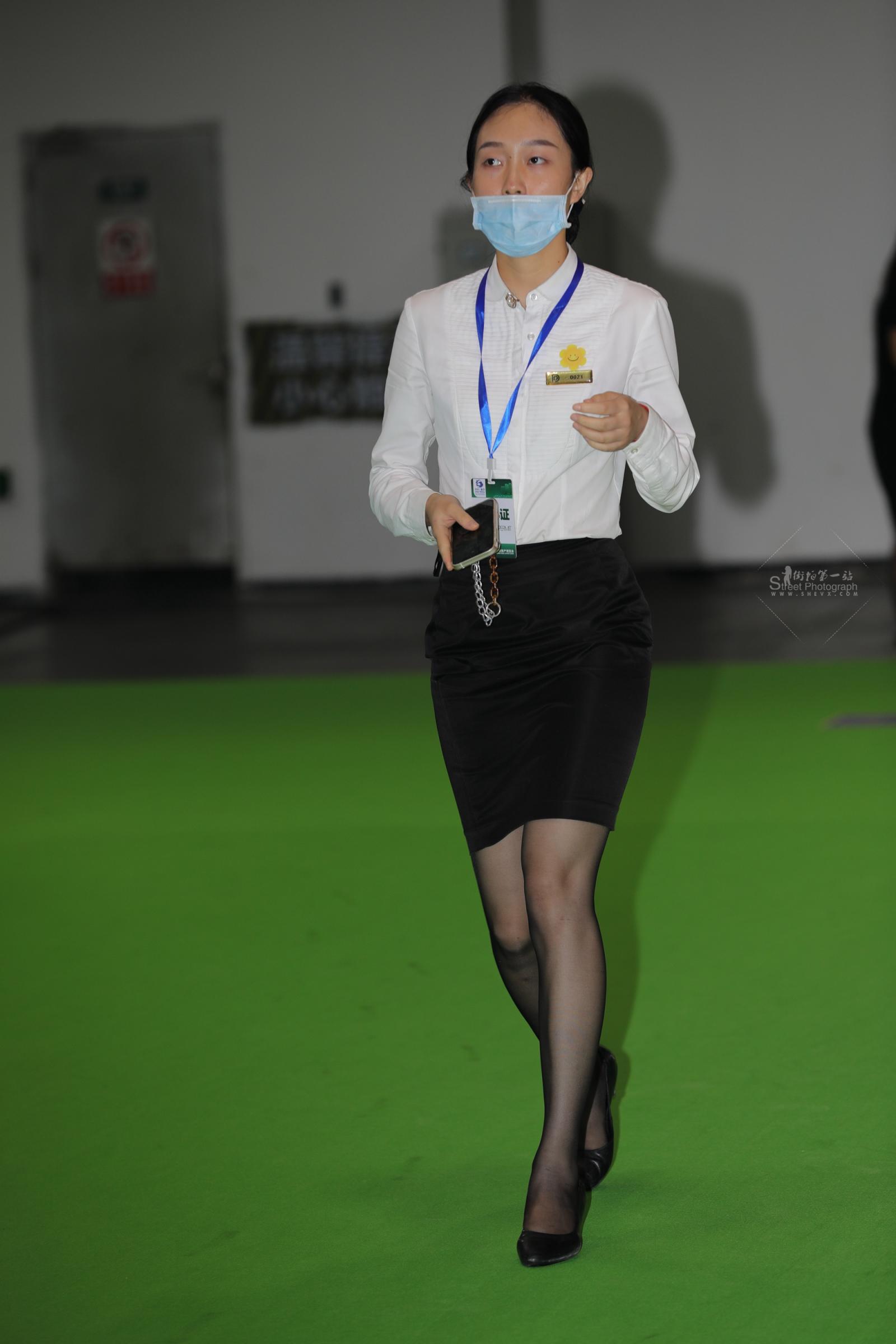 【街拍心灵】售楼顾问黑丝制服街拍美腿高跟哇塞