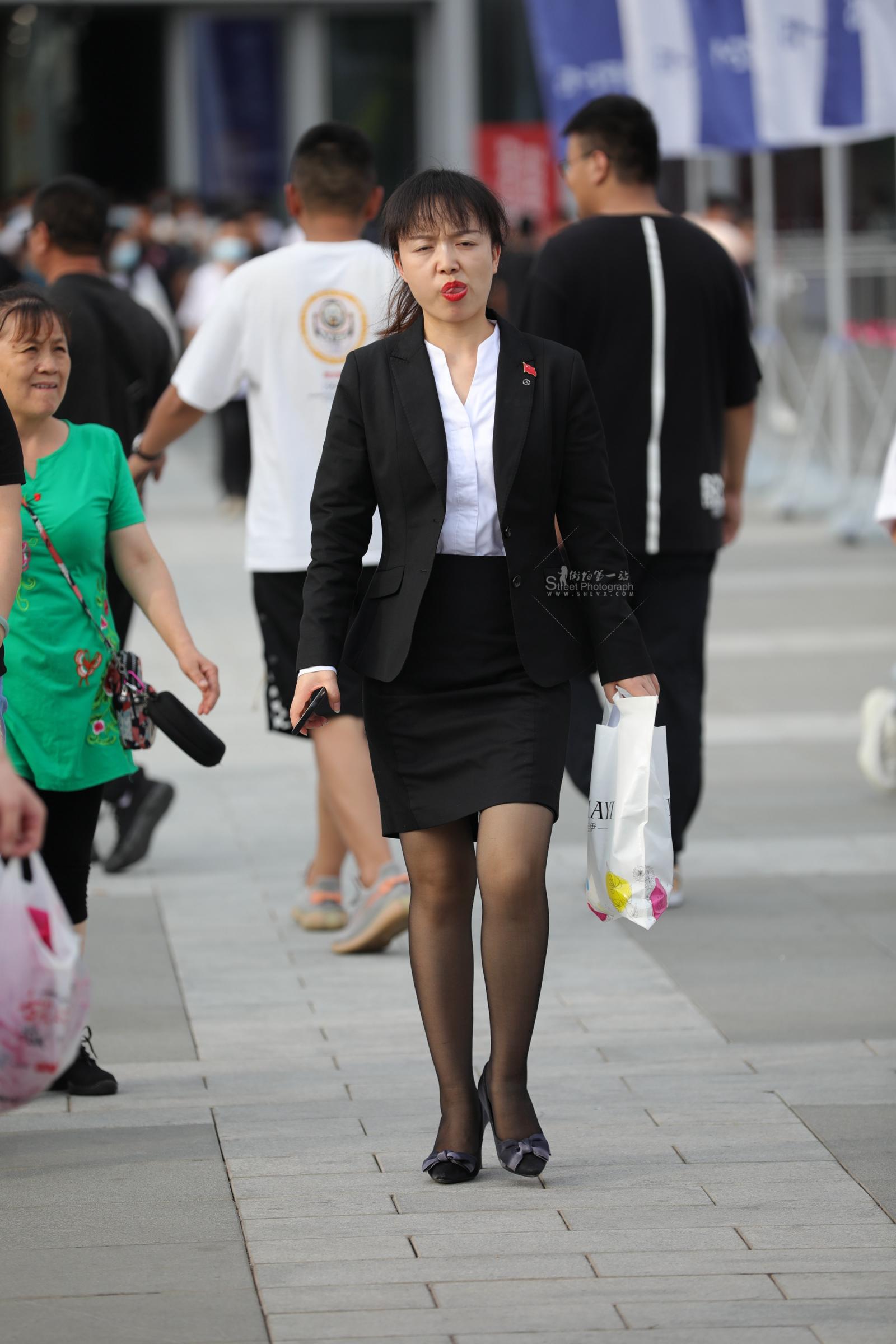 【街拍心灵】销shou经理街拍黑丝制服高跟下班了