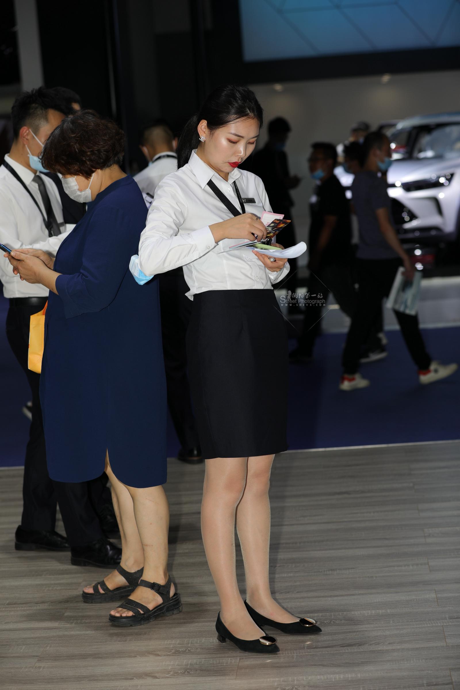 【街拍心灵】汽车销shou肉丝街拍制服高跟美腿