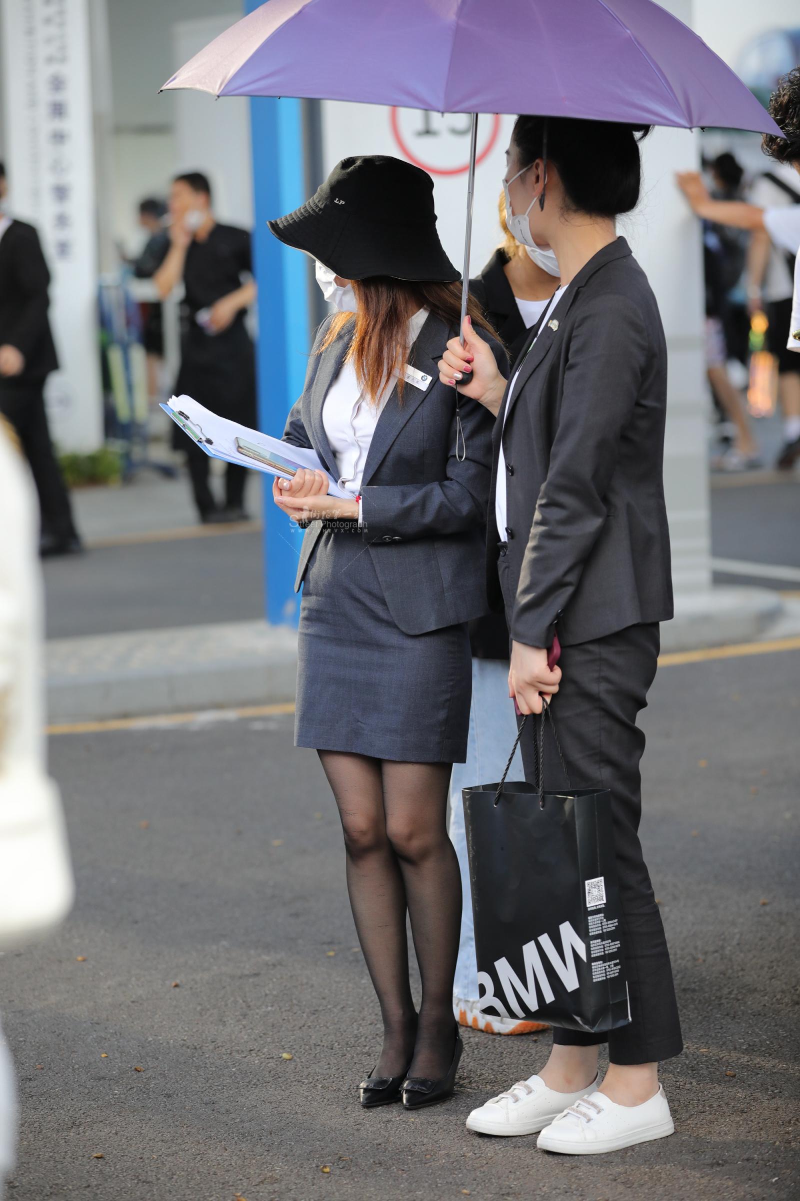 【街拍心灵】汽车销shou街拍黑丝制服美腿下班