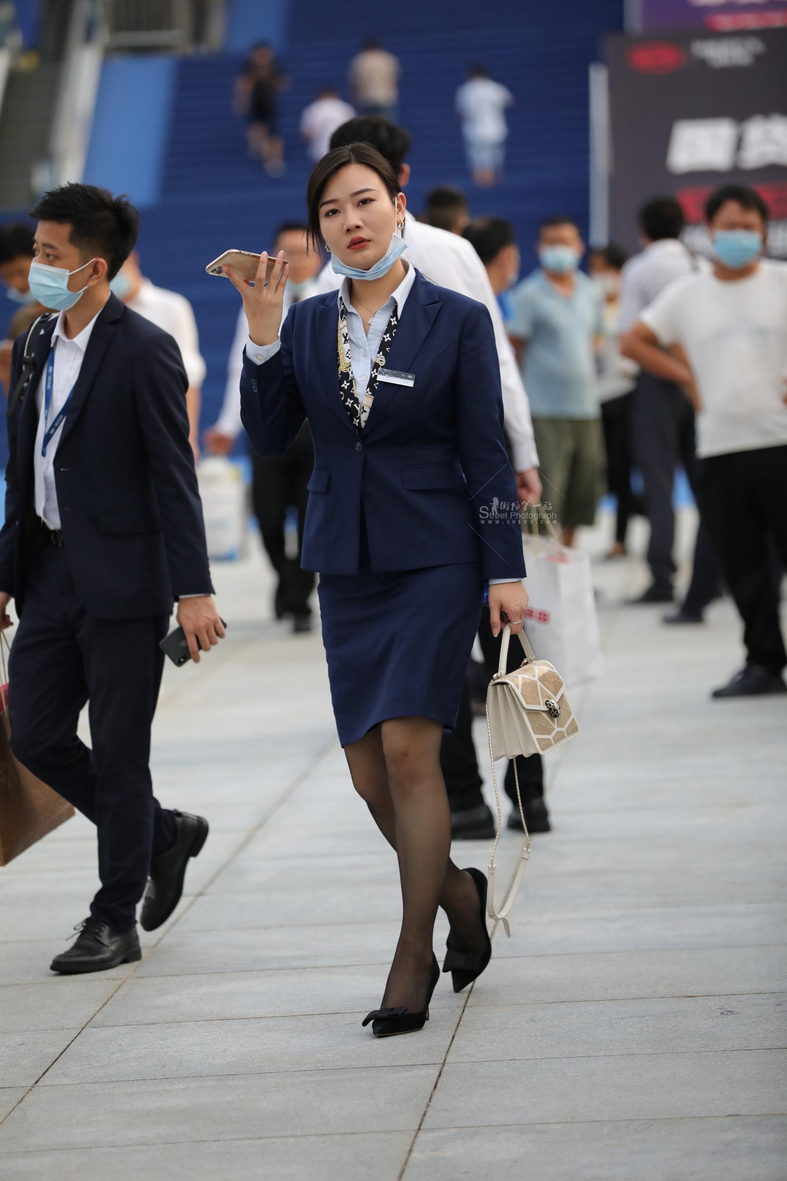  【街拍心灵】路虎销shou主管黑丝街拍高跟美腿