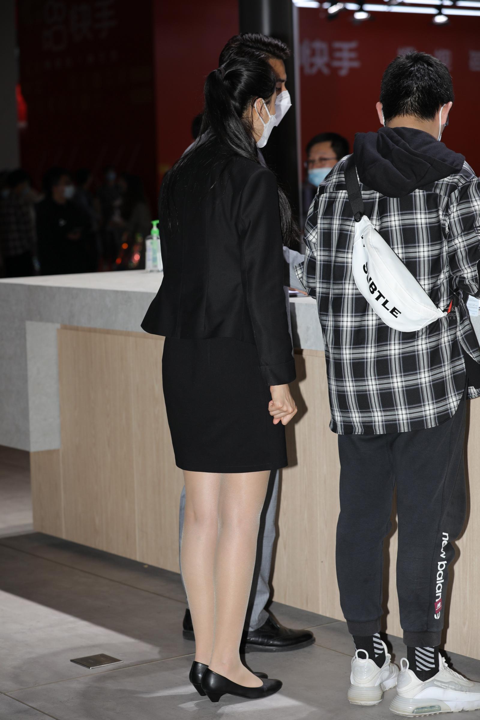  【街拍心灵】车展品牌大使街拍肉丝美腿制服