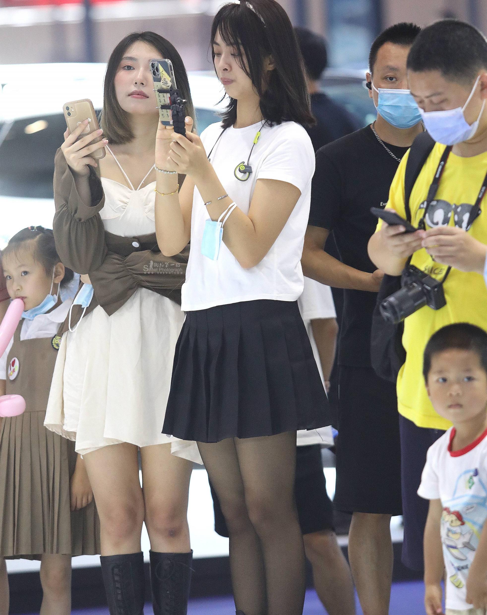 黑丝街拍短裙妹子