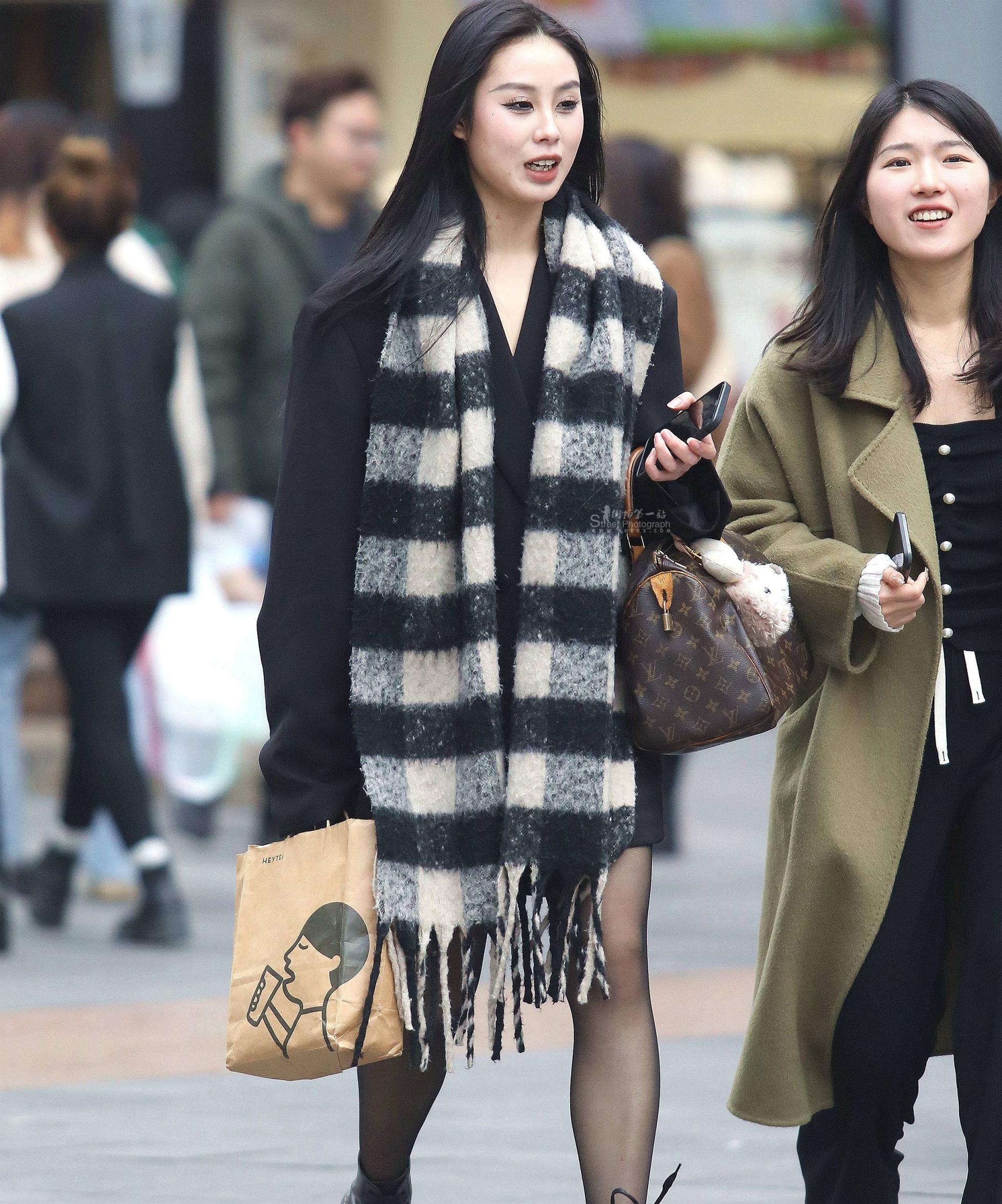 街拍黑丝妹子