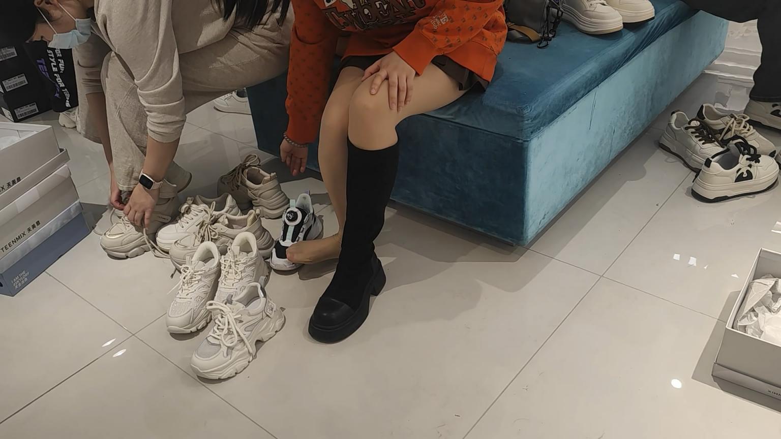肉丝街拍少妇试鞋连孩子的也要试一下[02:19]
