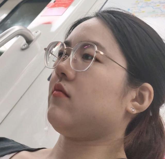 【独家原创】文静妹子的背包压着丰满带子肉腿