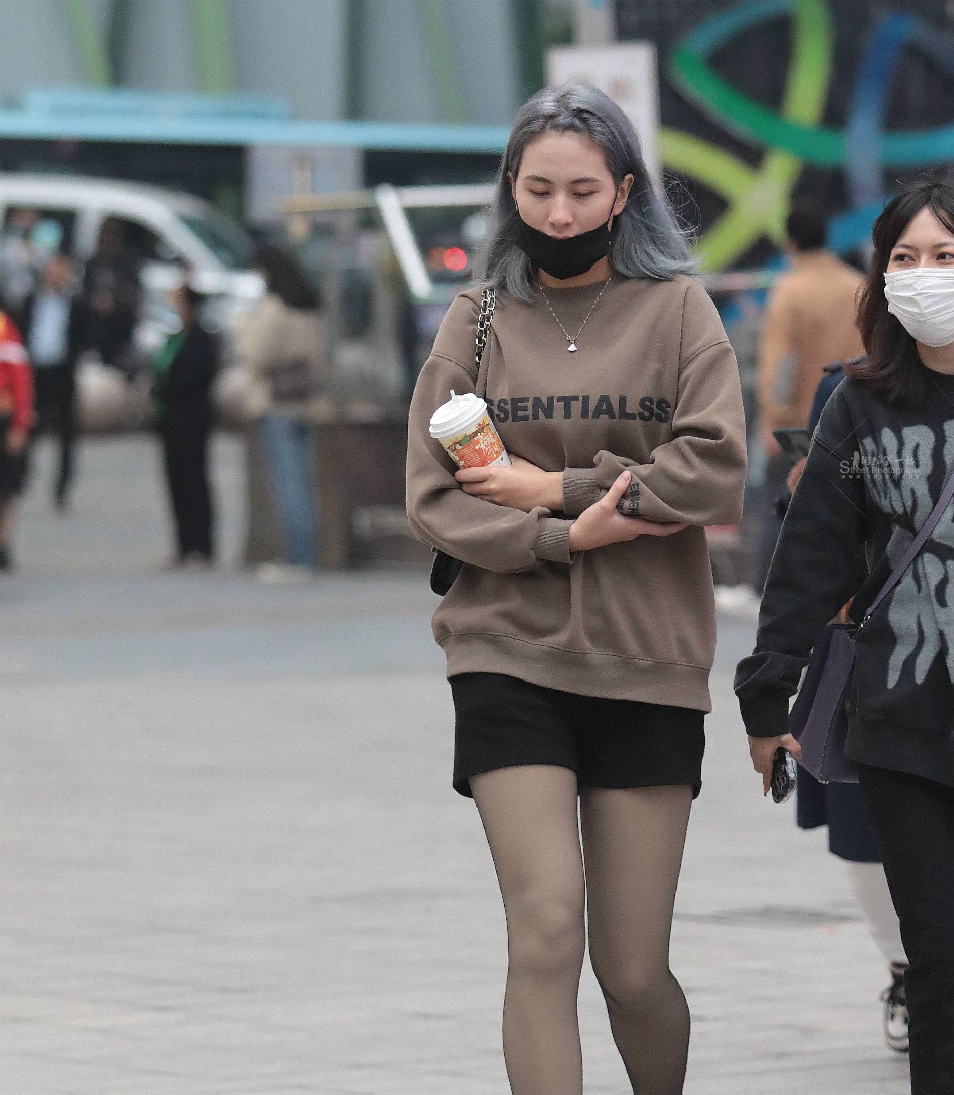 街拍黑丝妹子