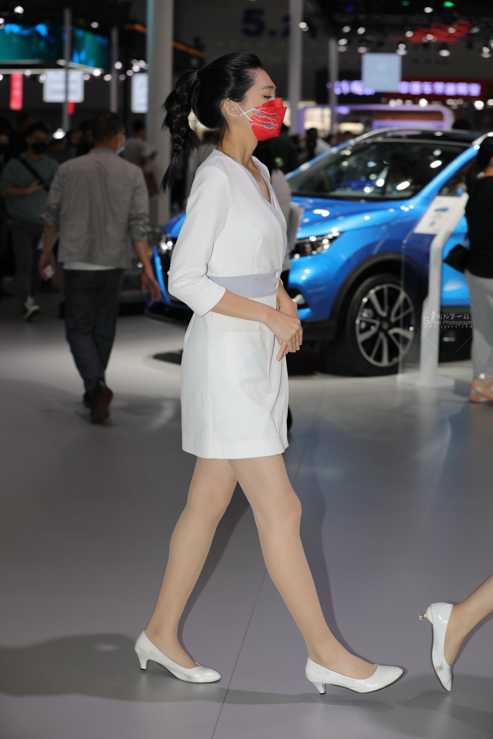 【街拍心灵】车展前台肉丝街拍制服美腿