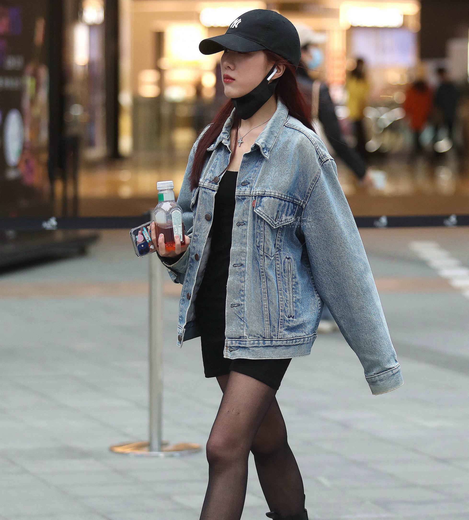  漂亮街拍黑丝妹子