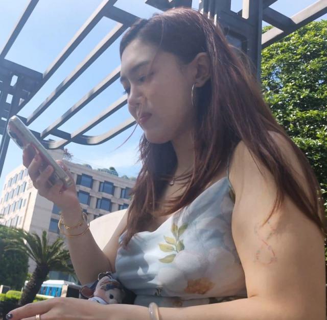 【独家原创】风吹起美女的薄花裙秀出黑靴大腿