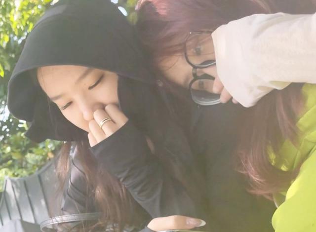 【独家原创】喝果汁少妇的长裙肉大腿+闺蜜的开裙肉腿