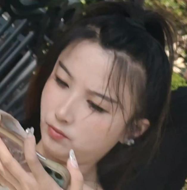【独家原创】阳光下的白净美女躺下秀睡姿美肉美臀腿与高跟脚